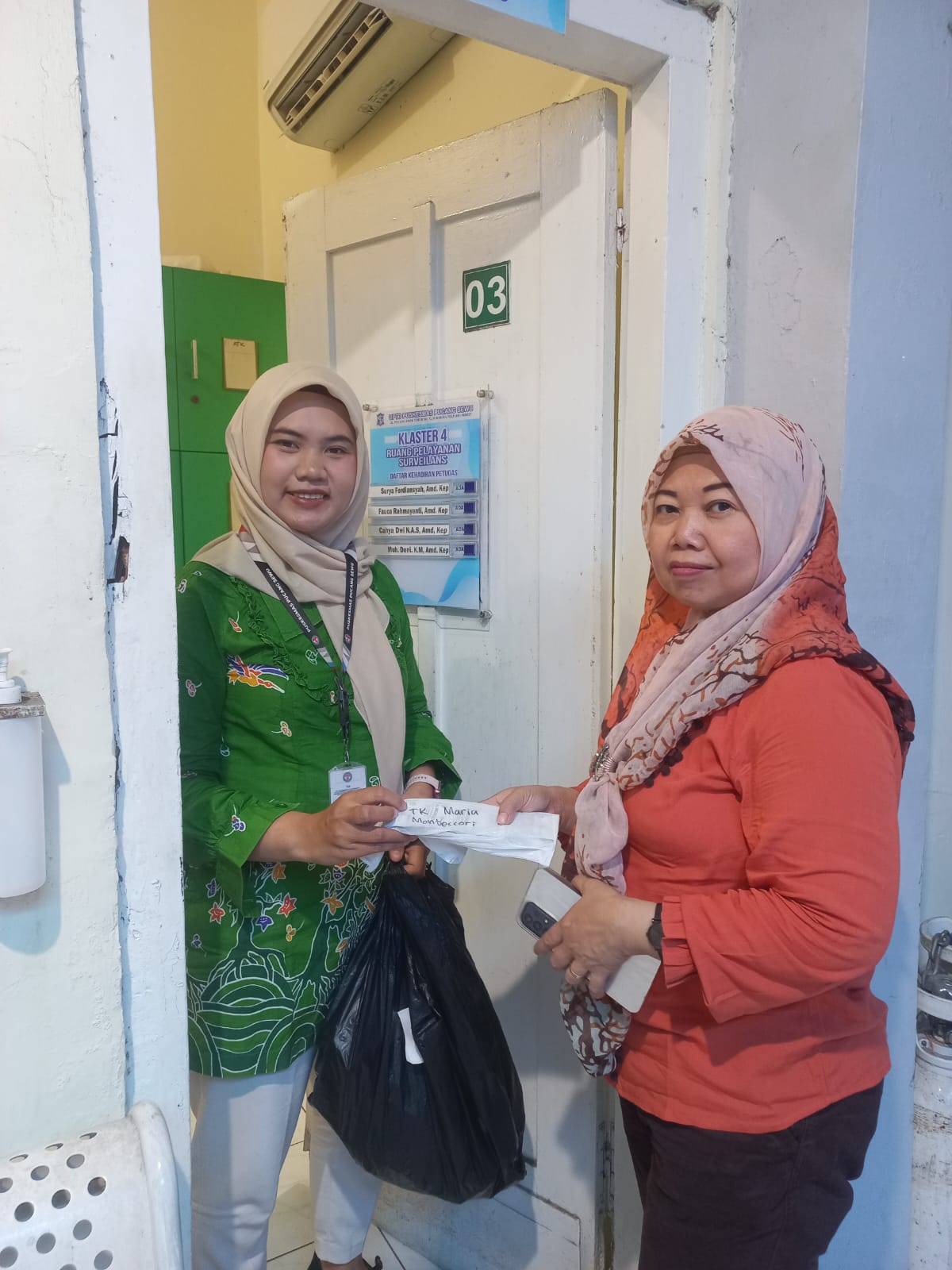 Mengambil obat cacing untuk siswa