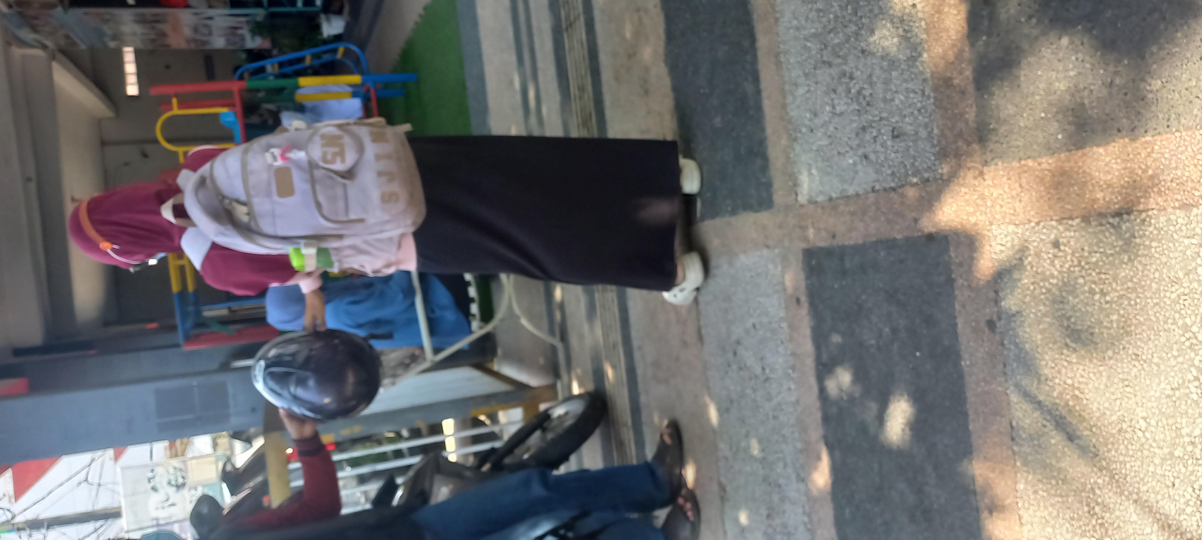 ada tamu mencari informasi lembaga TK