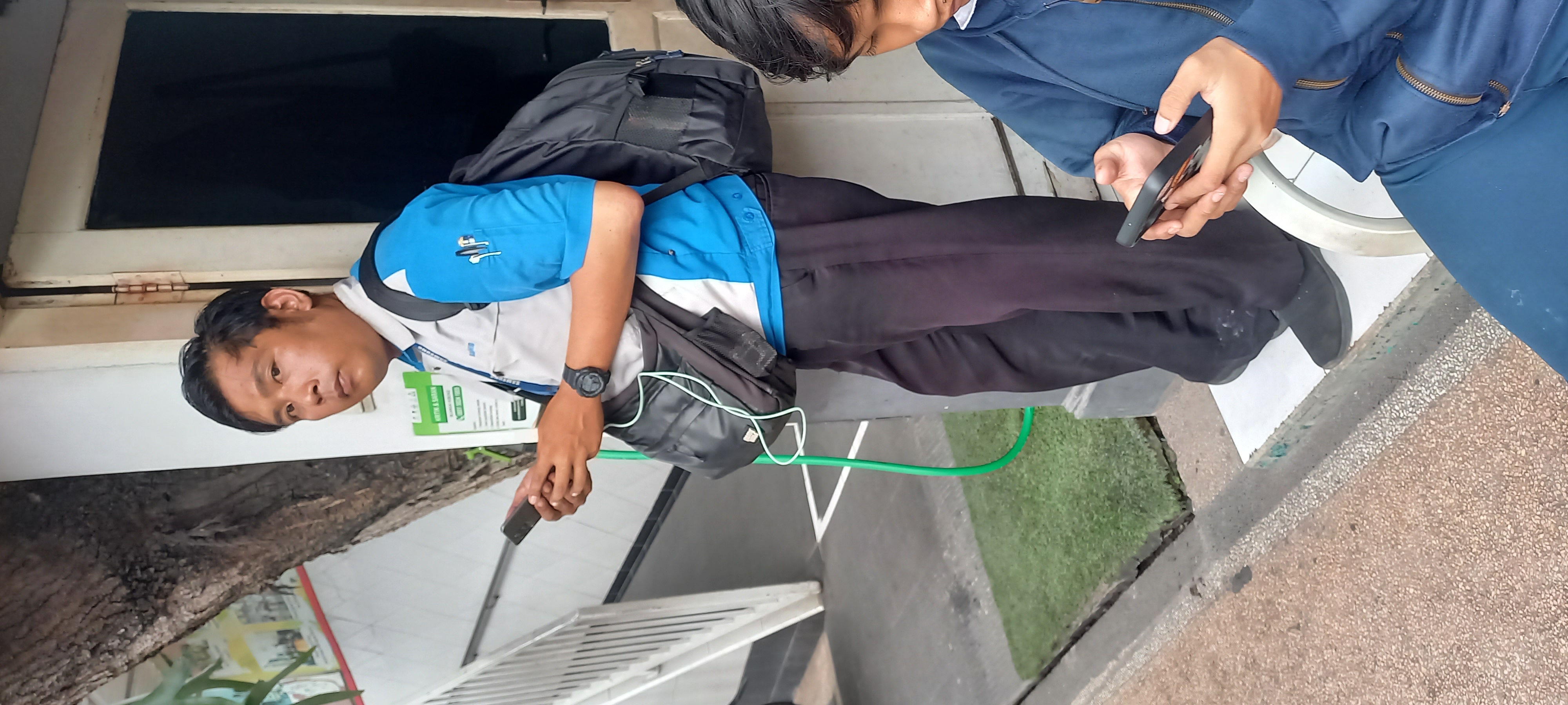 ada tamu petugas samsung tujuan pak Makinun  dan s...