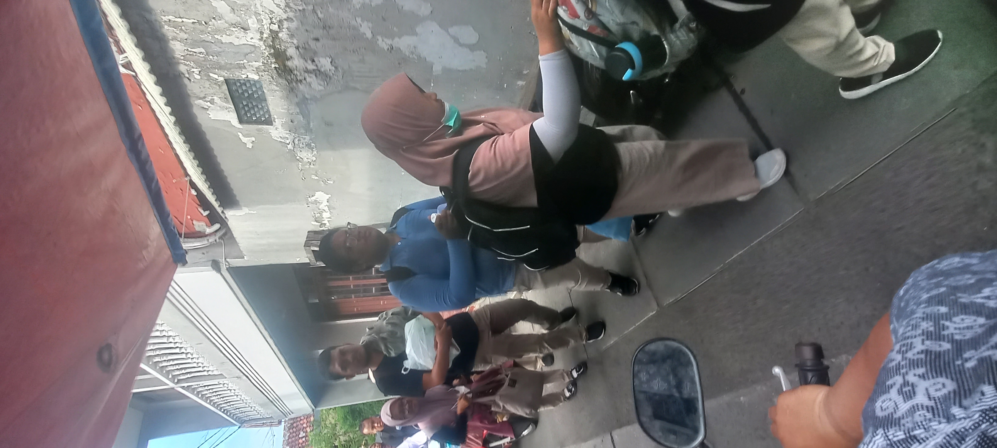 menjalankan tugas jaga di sekolah dan memantau ada...