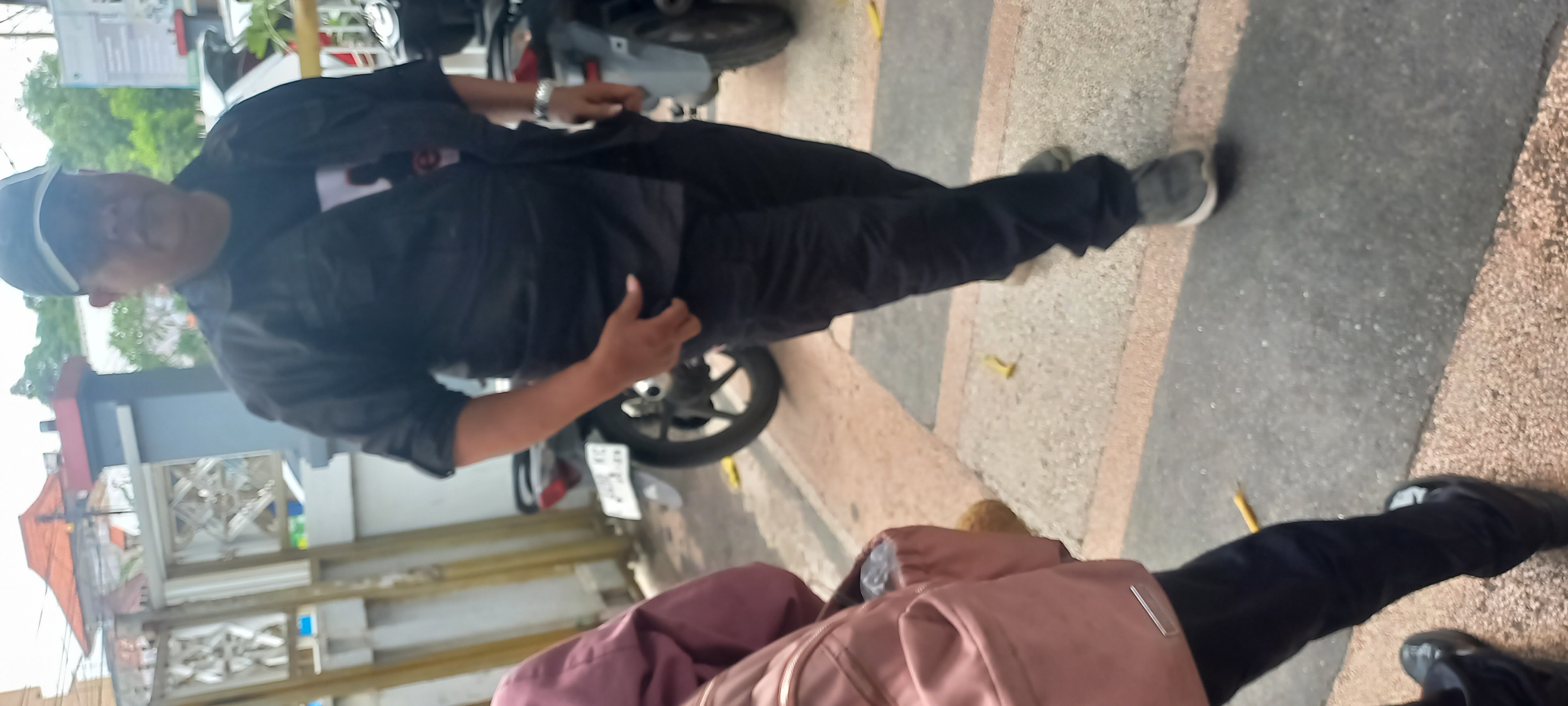 ada tamu 2 orng MEDIA pers.. abah Sunar dkk pengam...