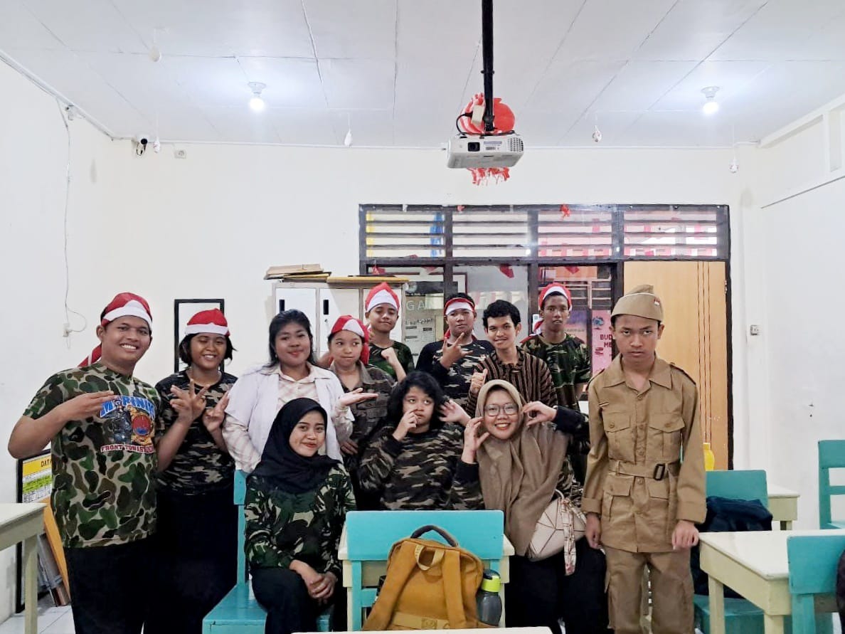 UPACARA HARI PAHLAWAN
MEWARNAI
MENONTON PERJUANG...