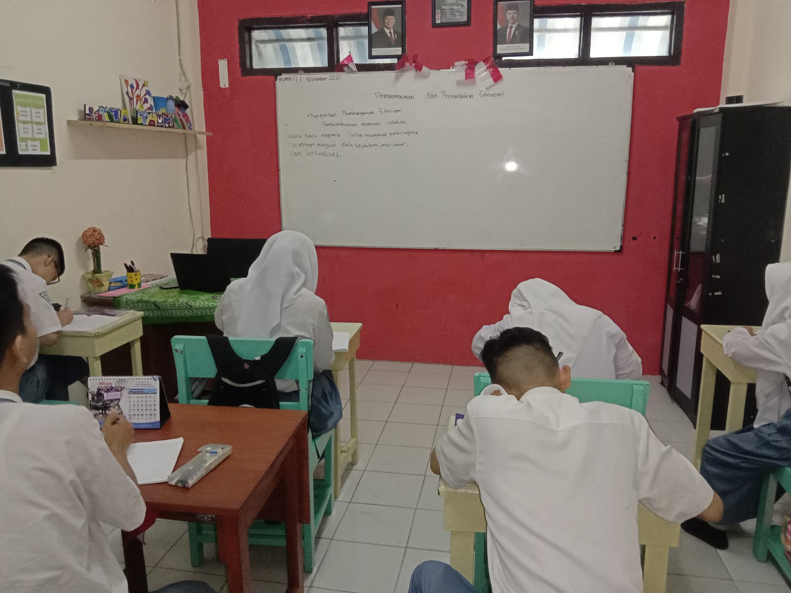 menulis materi pembangunan dan pertumbuhan ekonomi