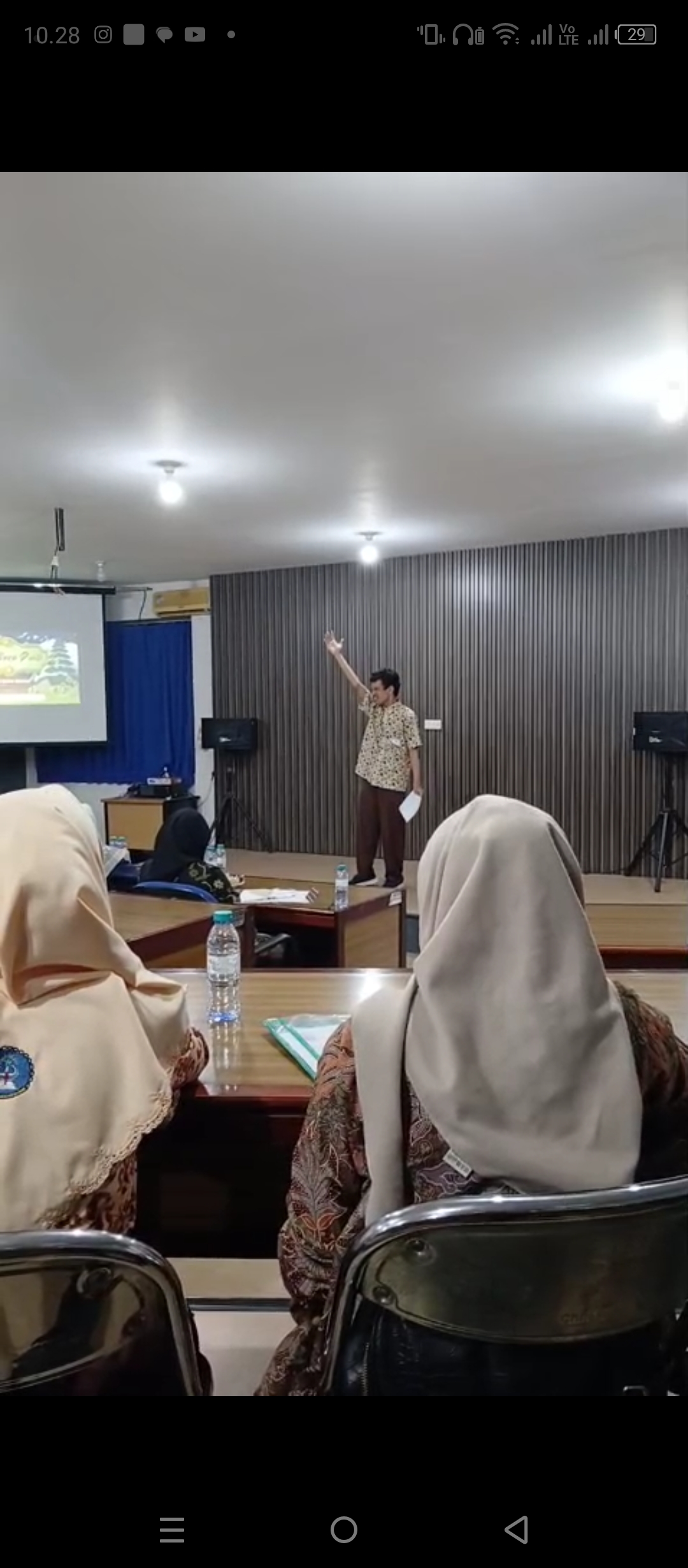 <p>Lomba baca puisi memperingati bulan bahasa.</p>