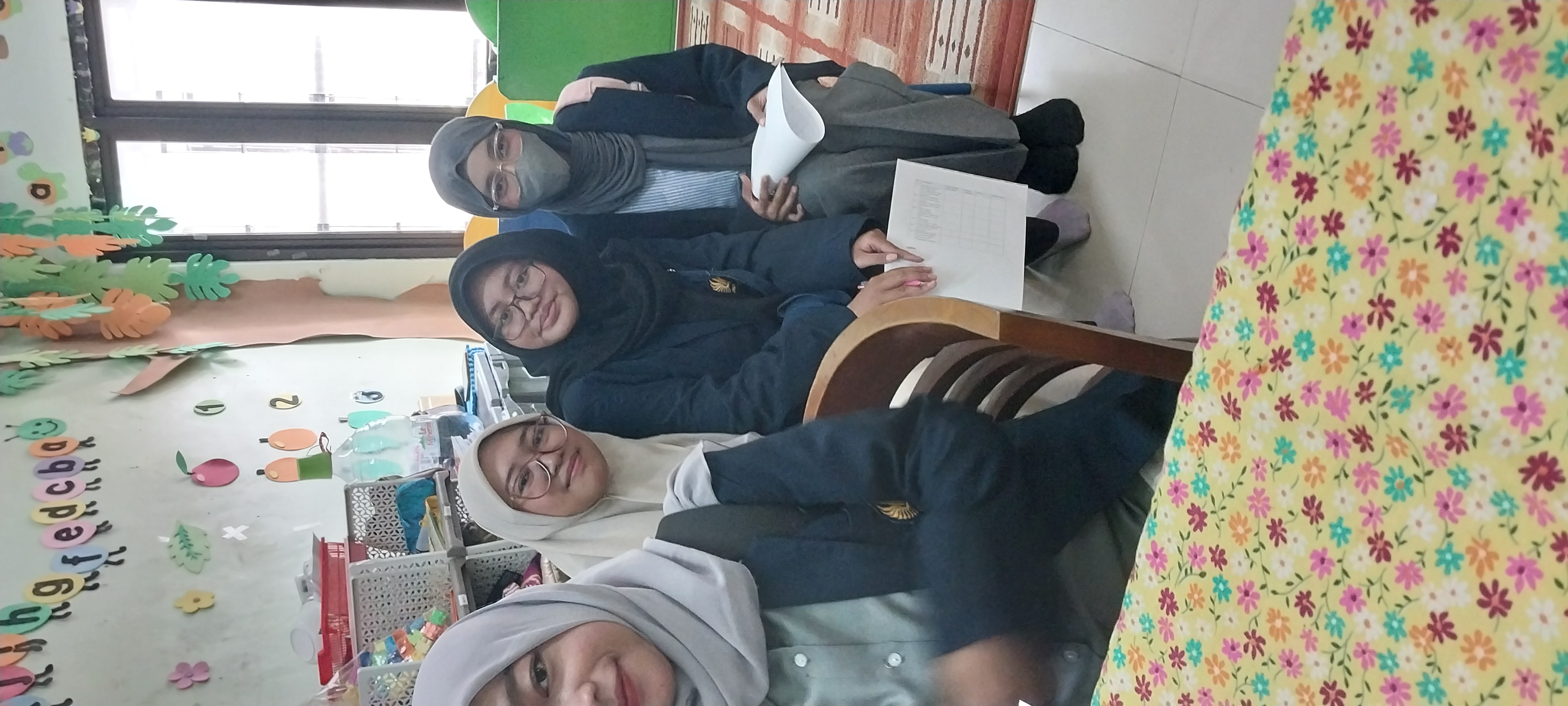 <p>Mendampingi Mahasiswa untuk observasi siswa TK...
