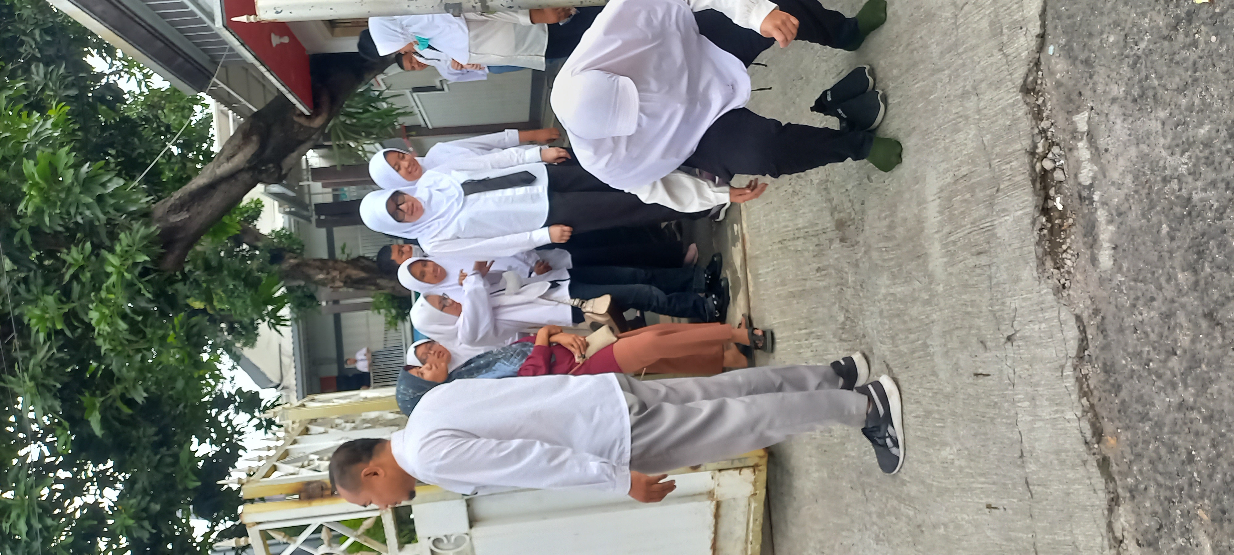 <p>lembaga college ta'ziah ke rumah yg berduka jln...