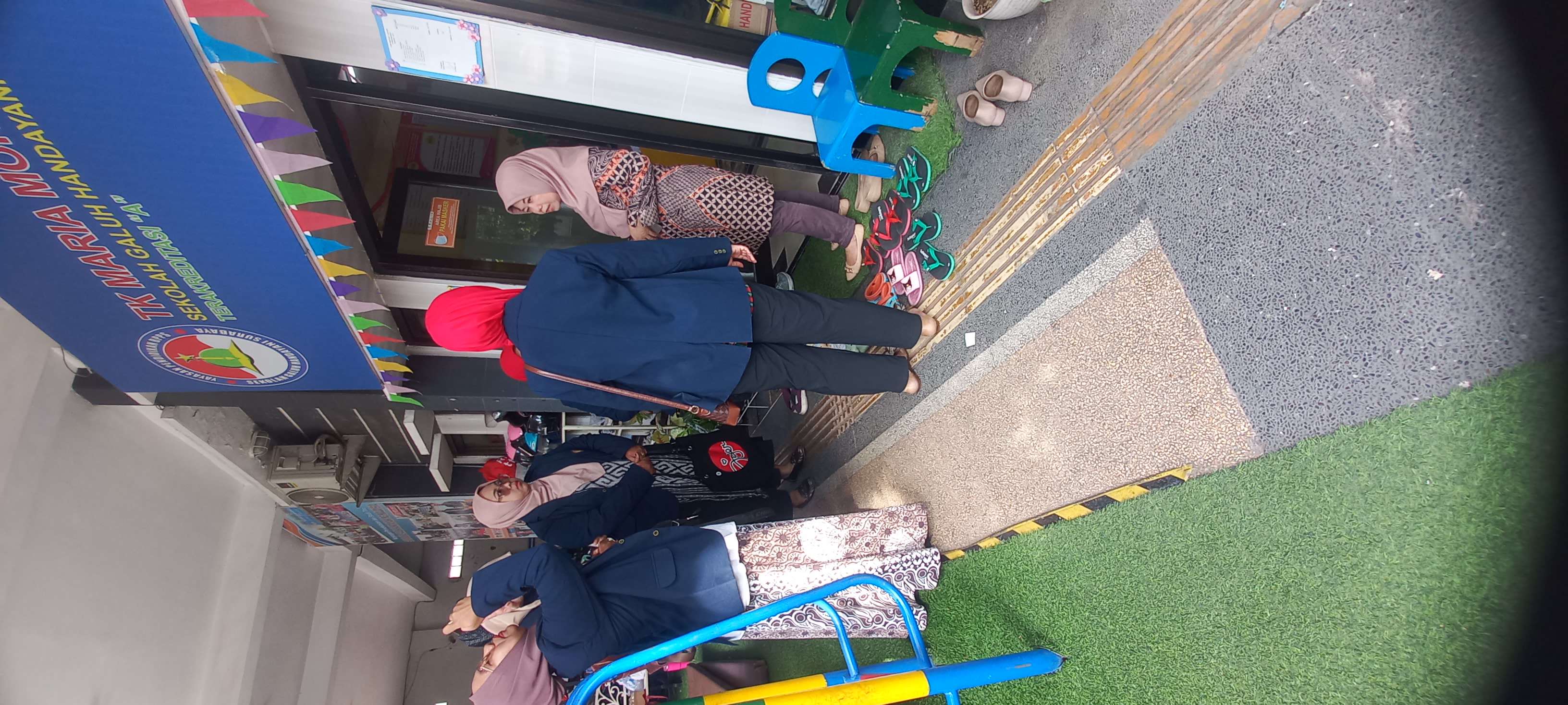 <p>ada mahasiswi Unesa  melakukan penelitian lemba...