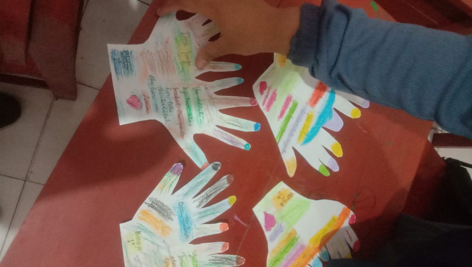 <p>Pembelajaran membuat kerajinan kertas tangan de...