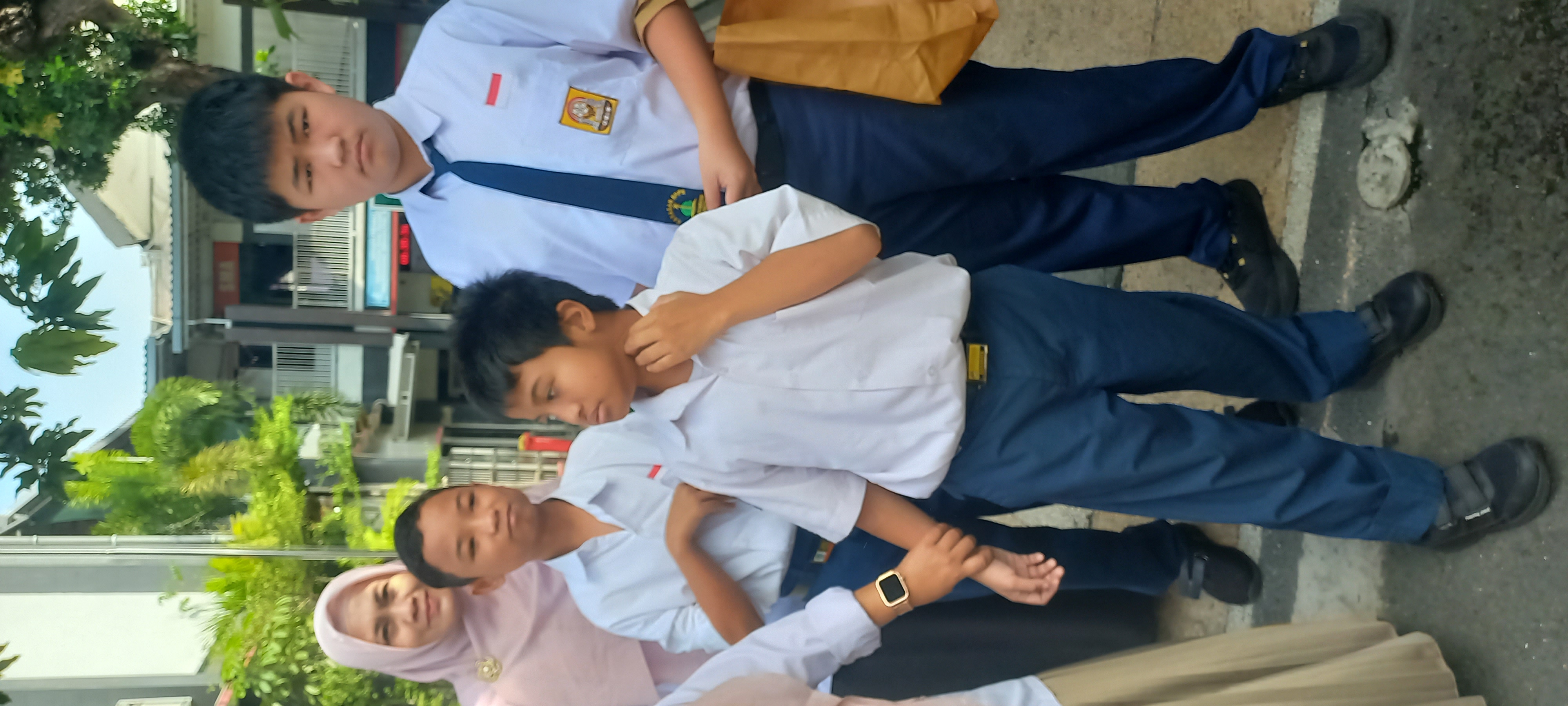 <p>ada kegiatan out dor lembaga SMP pengenalan bel...