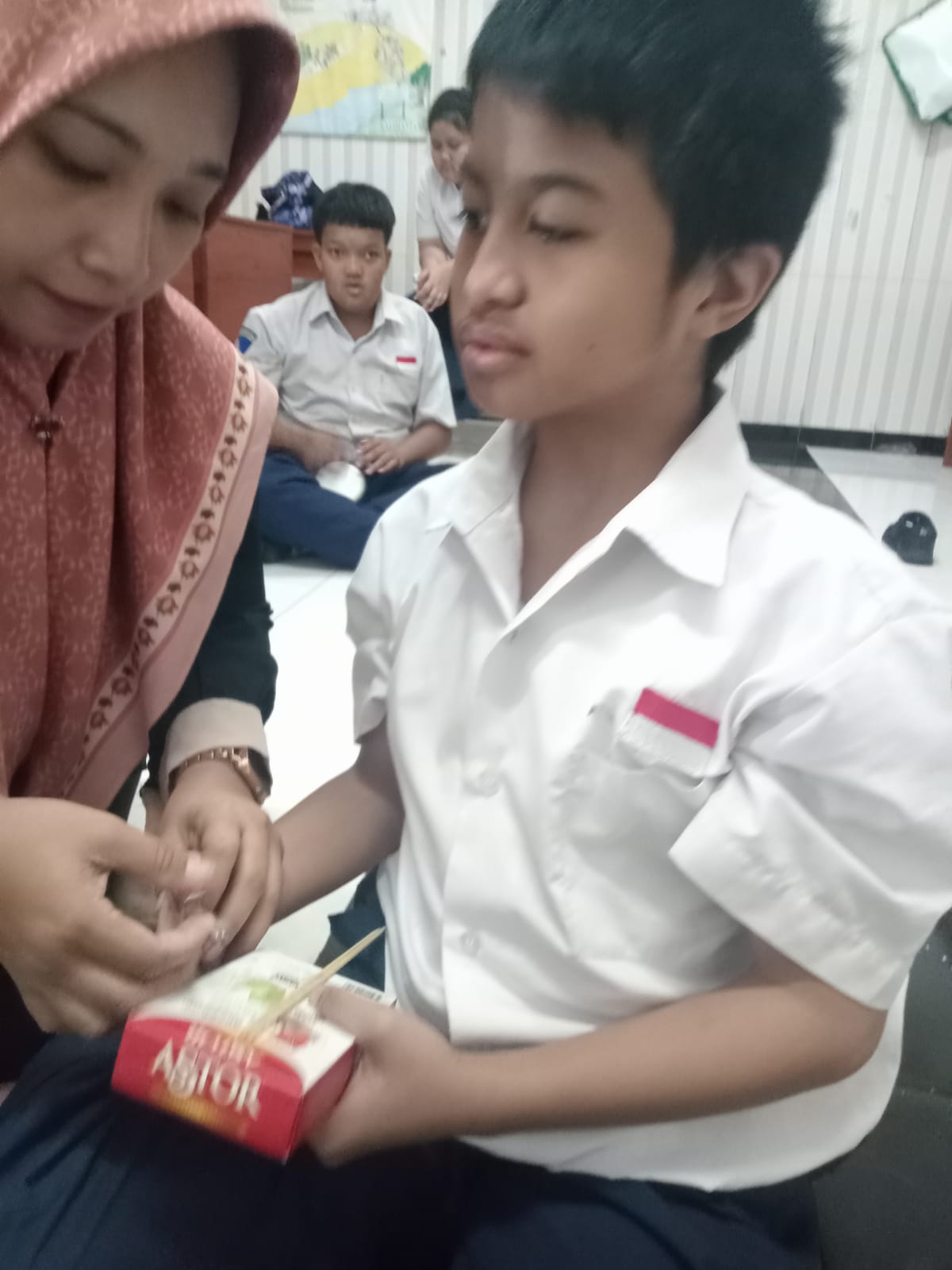 <p>Pendampingan anak untuk membuat buket di hari i...