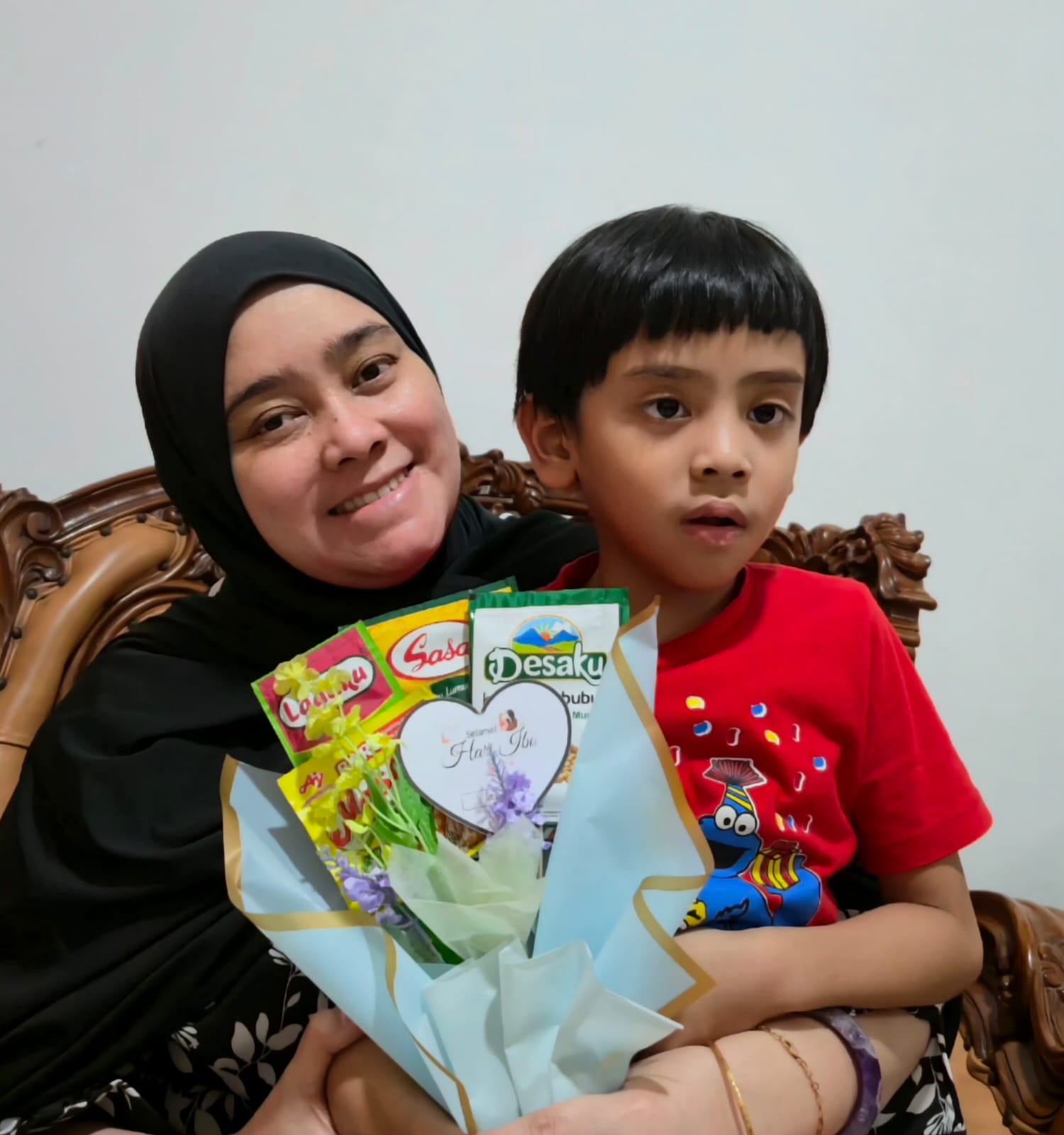 <p>Membantu siswa membuat buket untuk hari ibu</p>