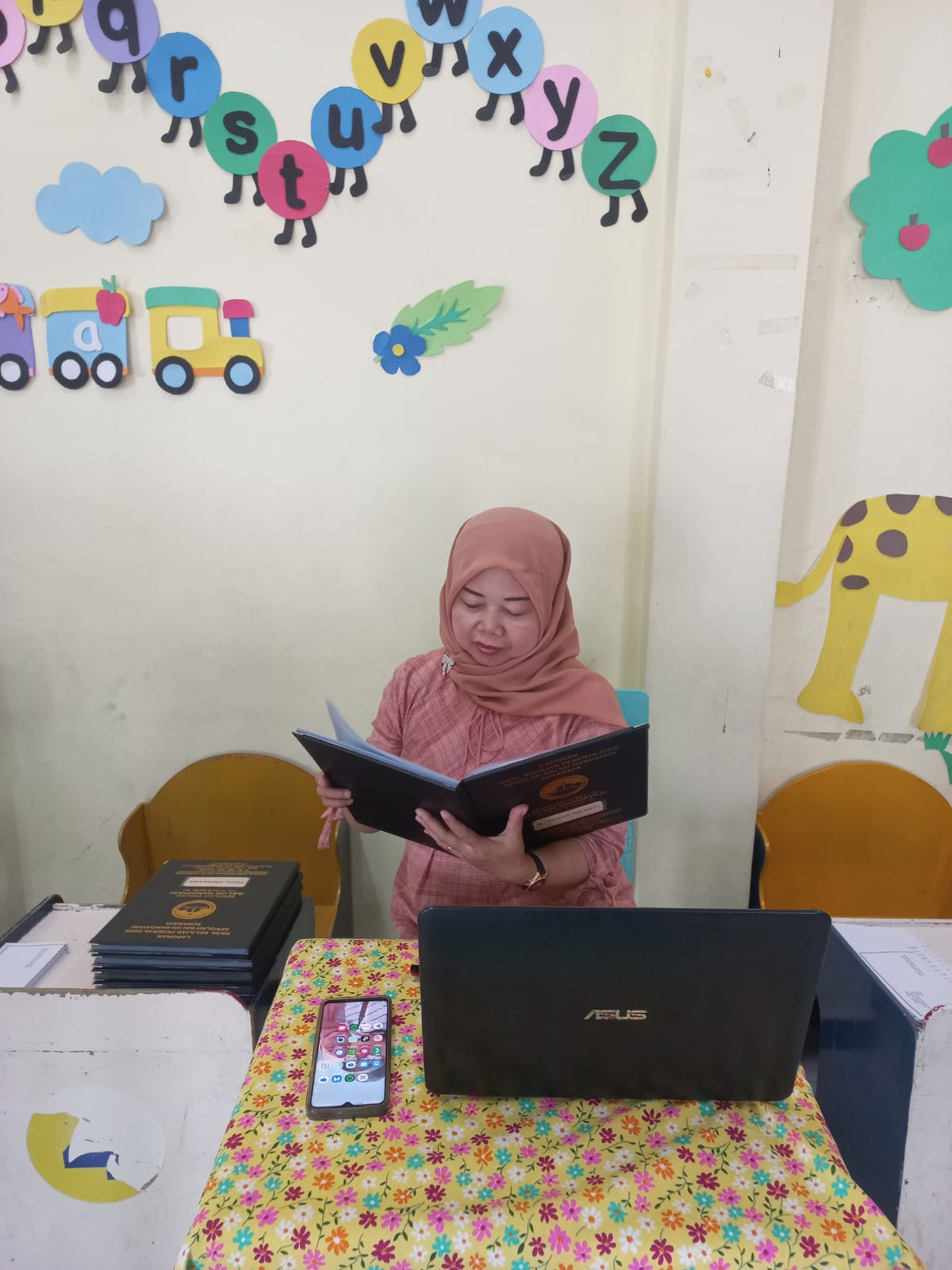 <p>Pengecekan/revisi raport untuk siswa semester 1...