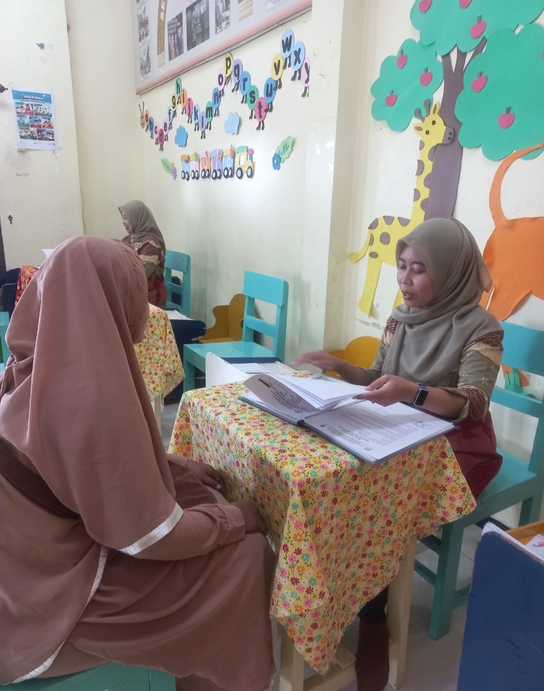 <p>Pembagian rapor perkembangan siswa</p>
