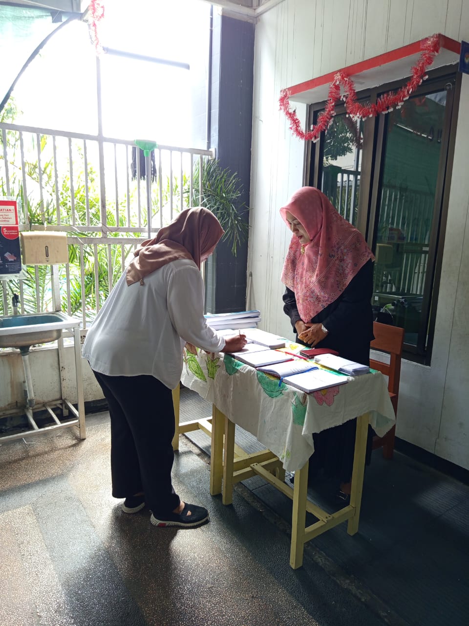 <p>Membantu menerima wali murid pada kegiatan pene...