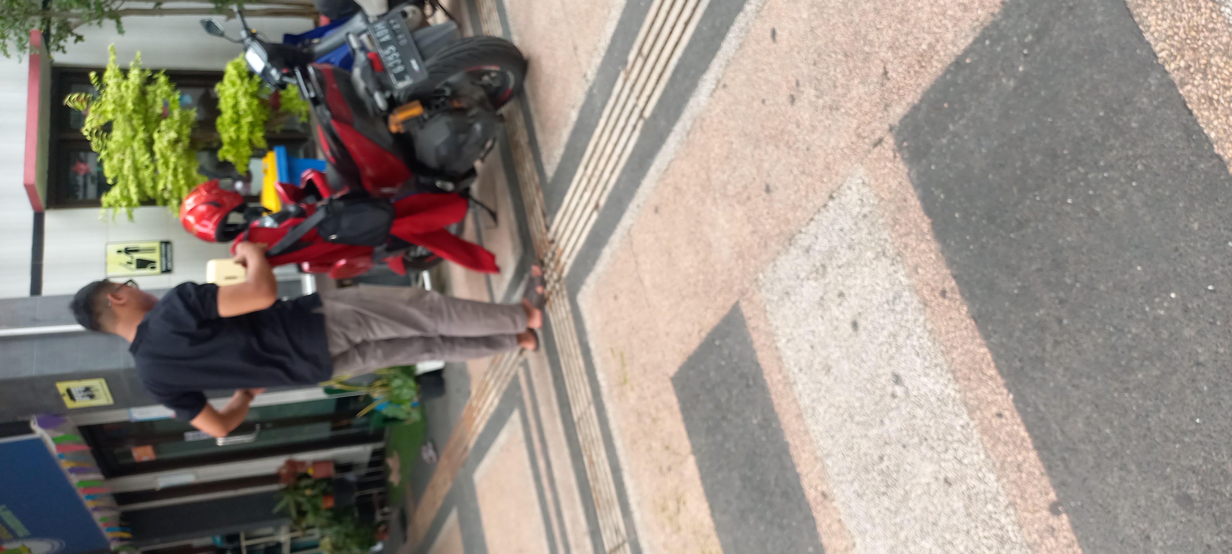 <p>ada tamu kotrakor dan sdh di kondisikan</p>