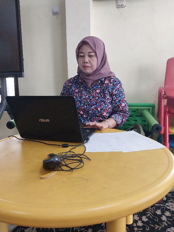<p>.Mengerjakan Profil sekolah mengganti dari seme...