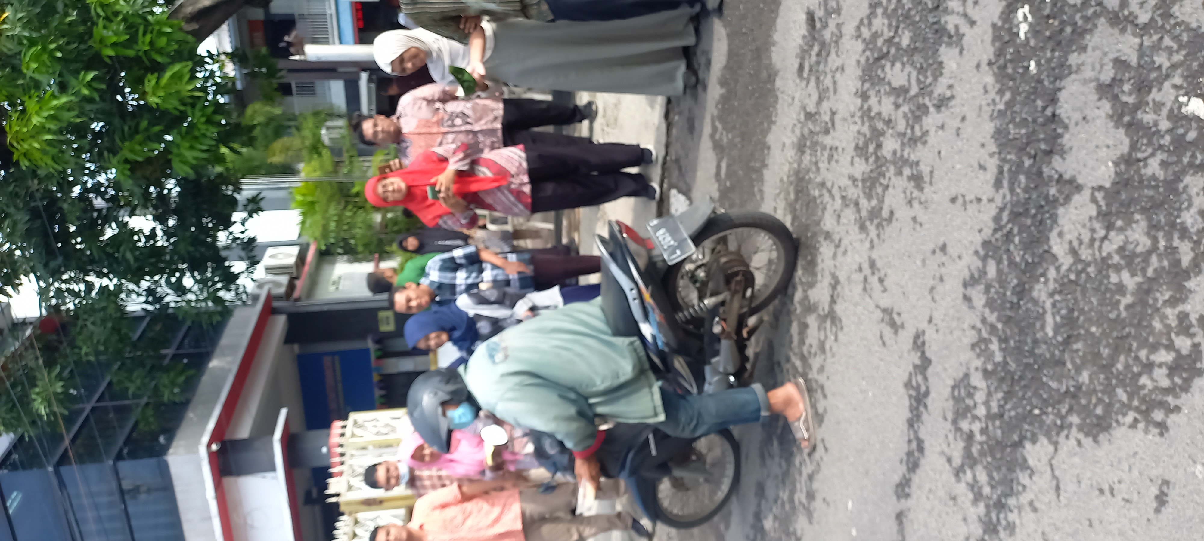 <p>ada kegiatqn pembagian jumat berkah</p>