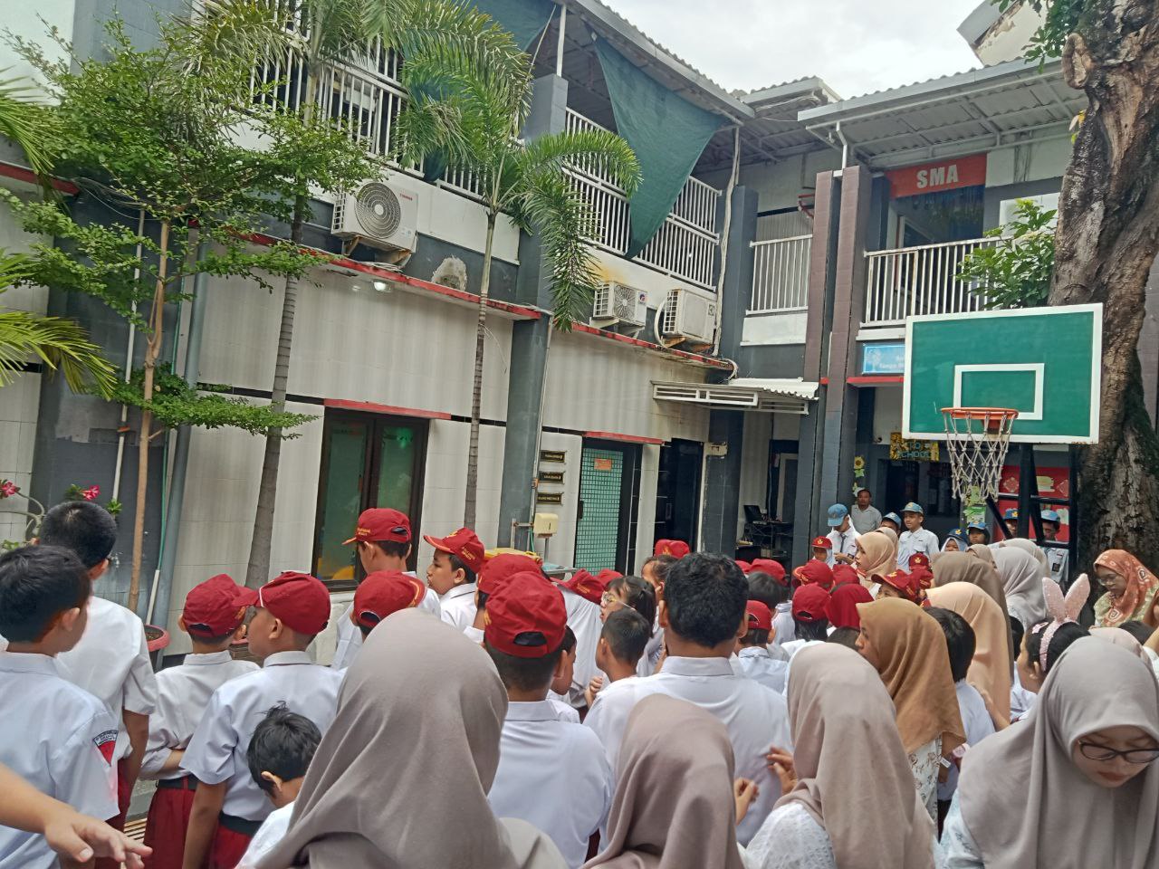 <p>Hari ini, Senin, 5 Januari 2025, saya beserta r...