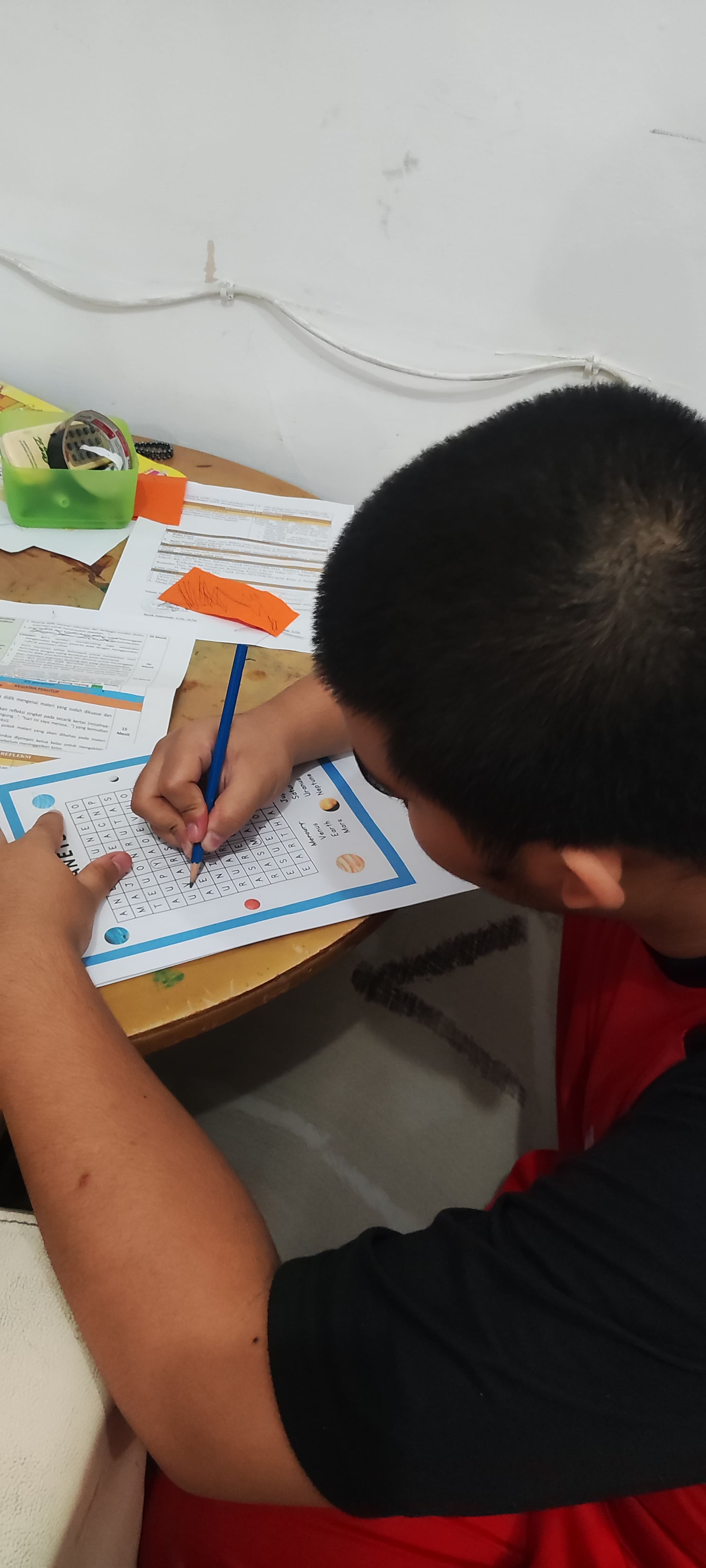 <p>Menemani raihan mengerjakan worksheet</p>