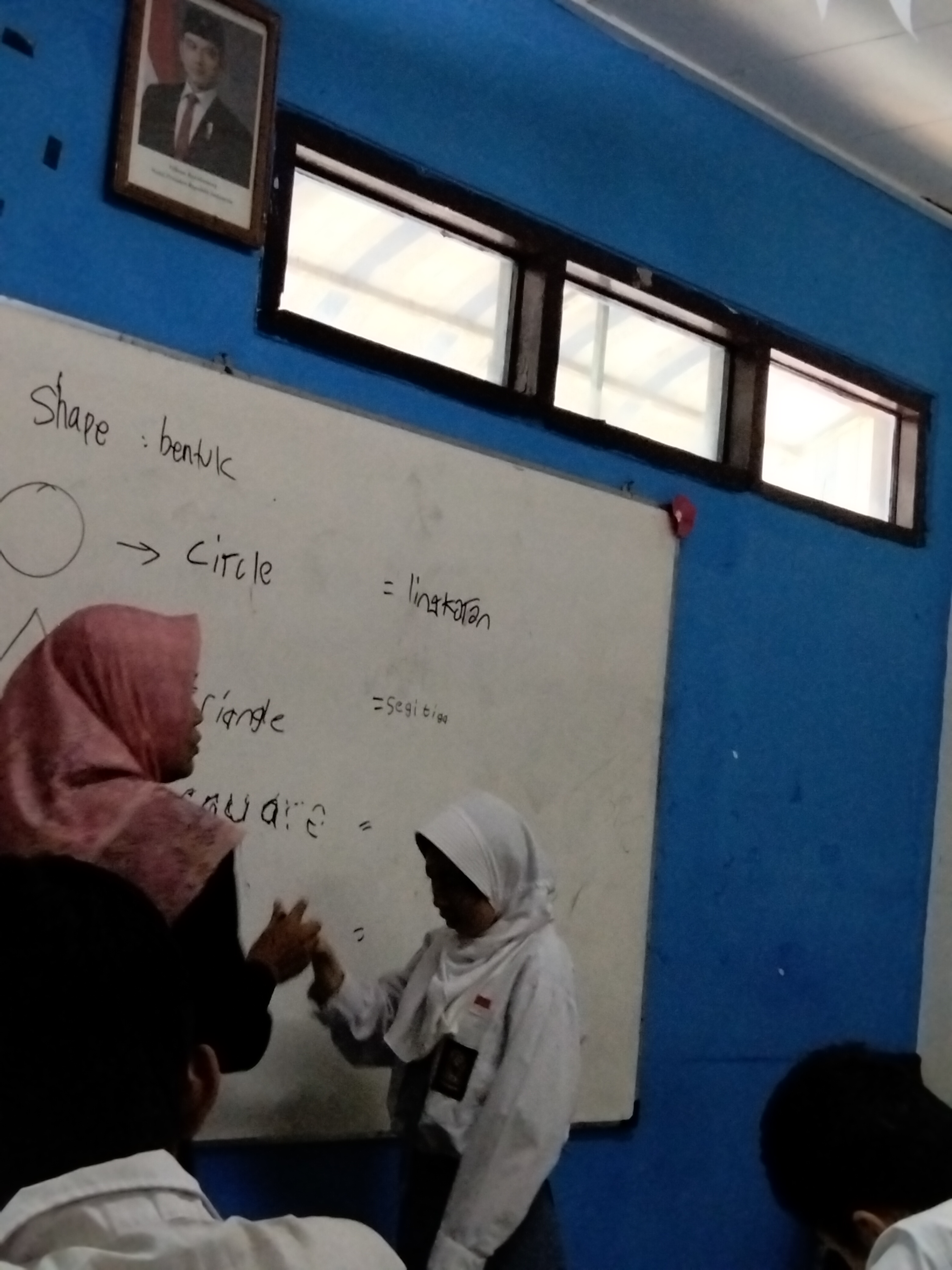 <p>Di pagi hari saya mengajak anak" bercerita peng...
