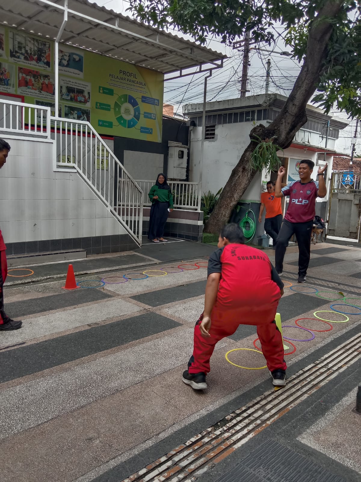 <p>mendampingi murid dalam kegiatan olahraga. muri...