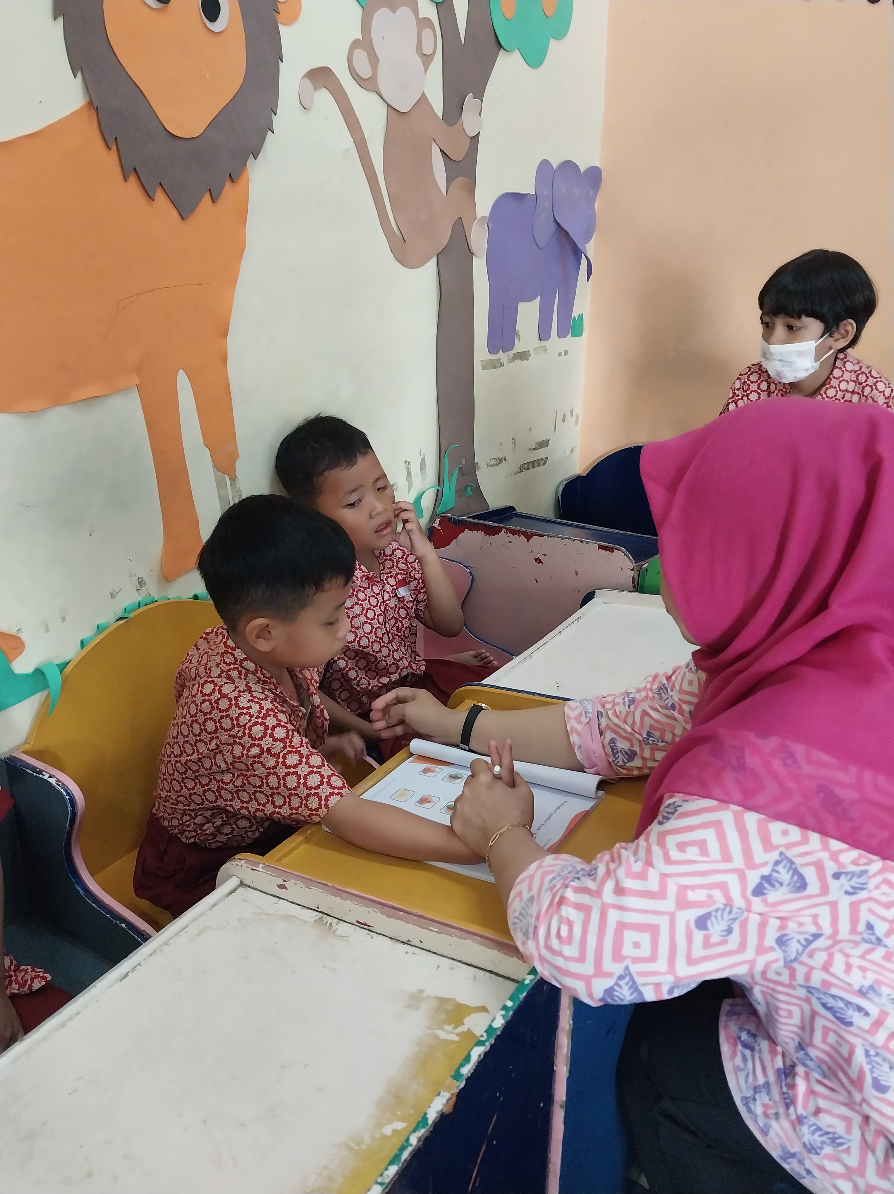 <p>Mendampingi siswa belajar mengerjqkan BKS IPA</...