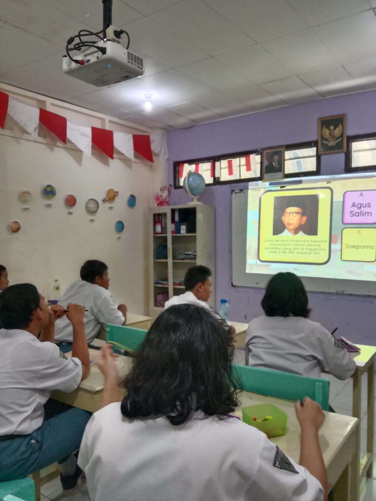 <p>Mendampingi murid SMA kelas X dalam mengikuti p...