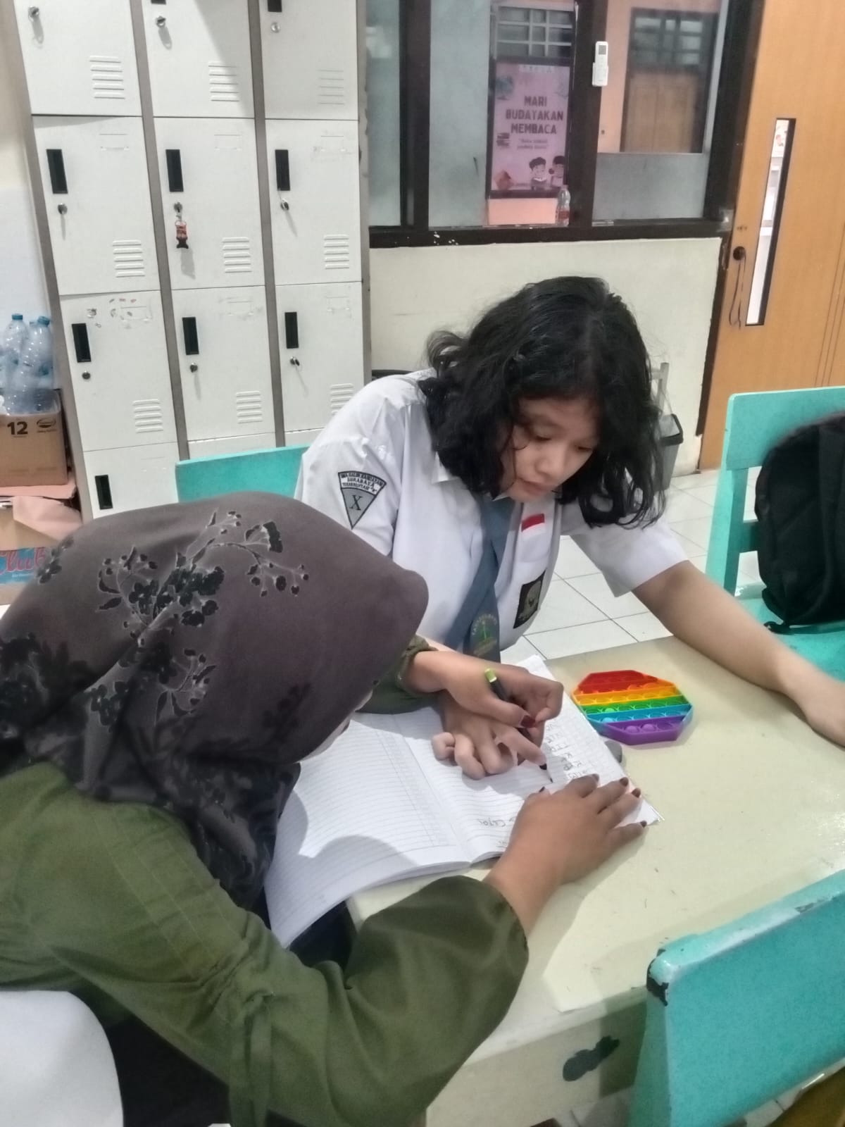 <p>mendampingi siswa SMA kelas X dalam kegiatan me...
