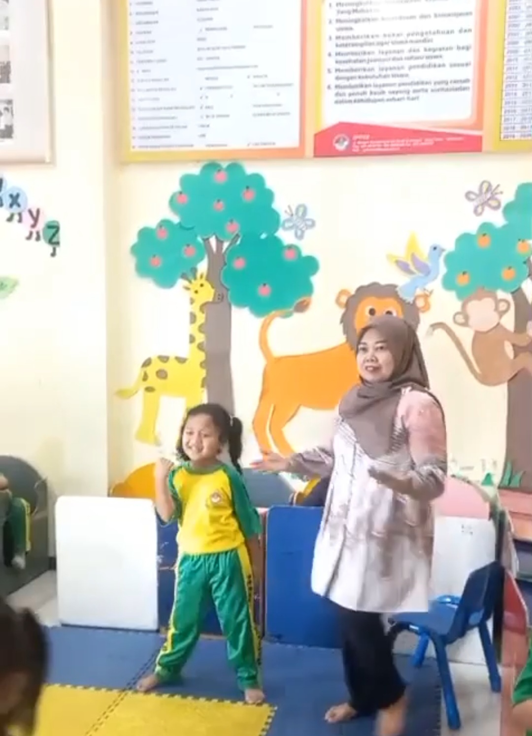<p>Mendampingi siswa baru dalam kegiatan fisik mot...
