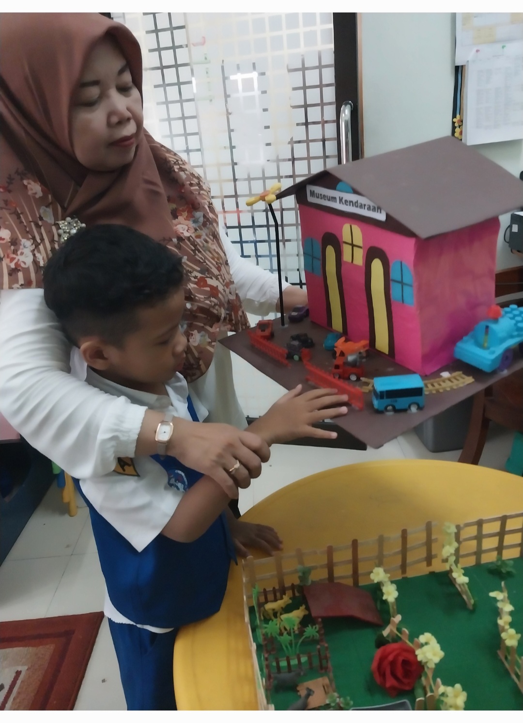 <p>Mengajar kekas TK A Menggantikan guru kelas yan...