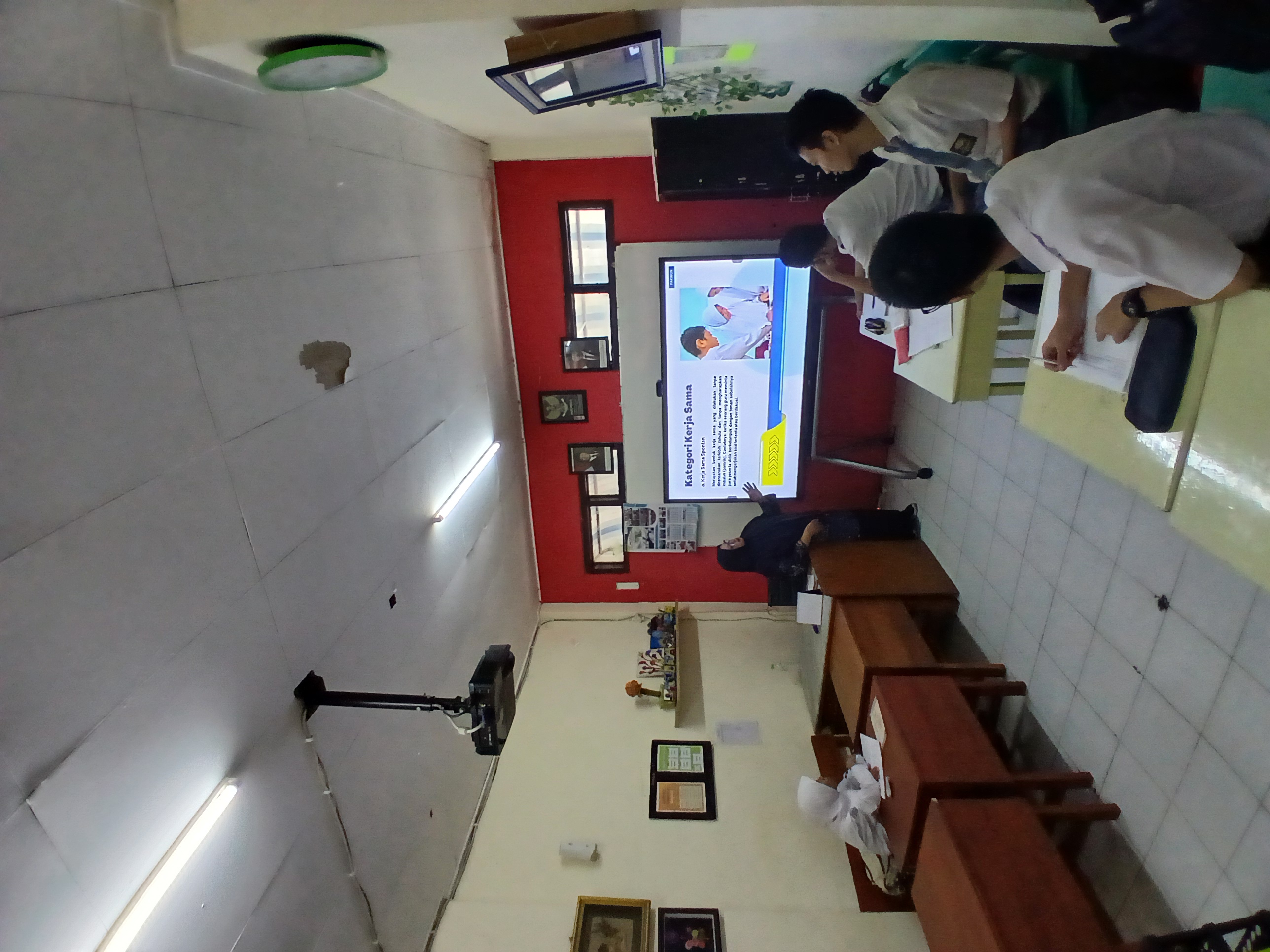 <p>Mengajar Pendidikan Pancasila Kelas XII melanju...