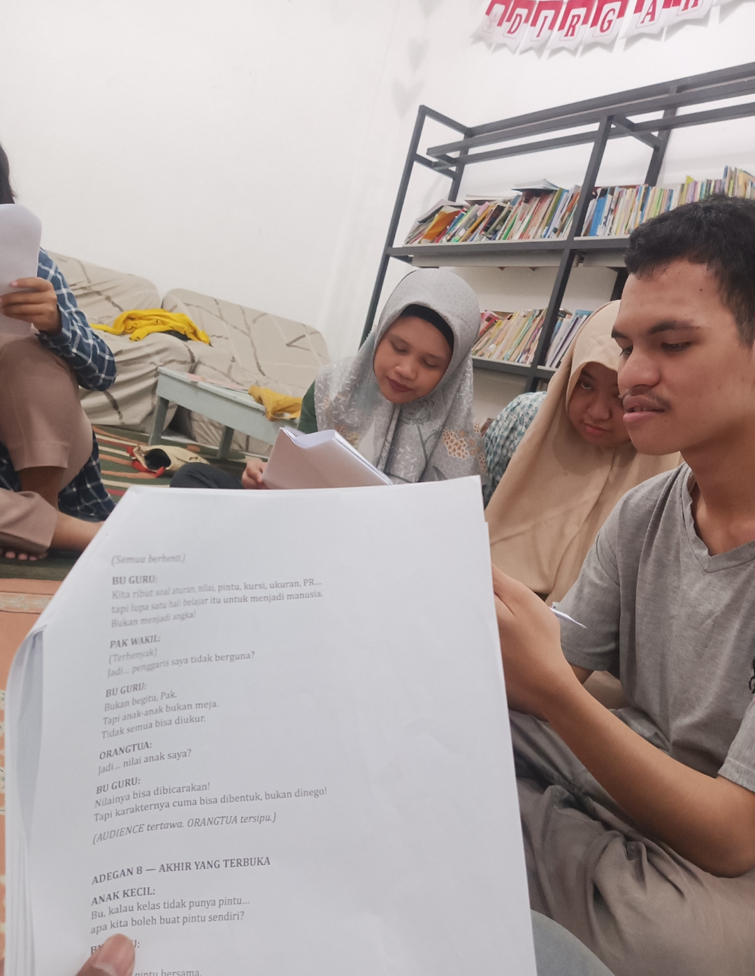 <p>Kegiatan hari ini masuk dalam naskah teater, an...