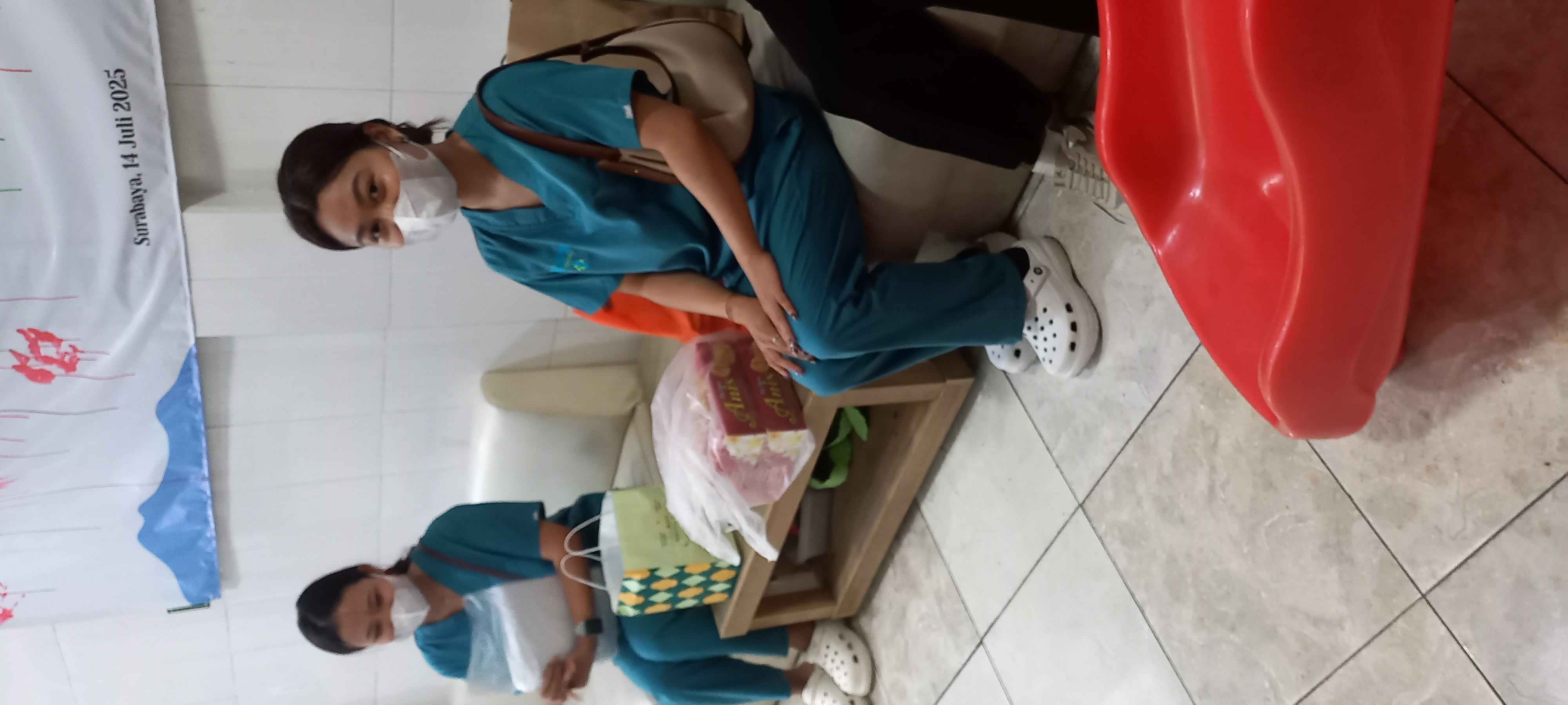 <p>ada dua mahasiswi UNAIR melakukan penelitian tu...