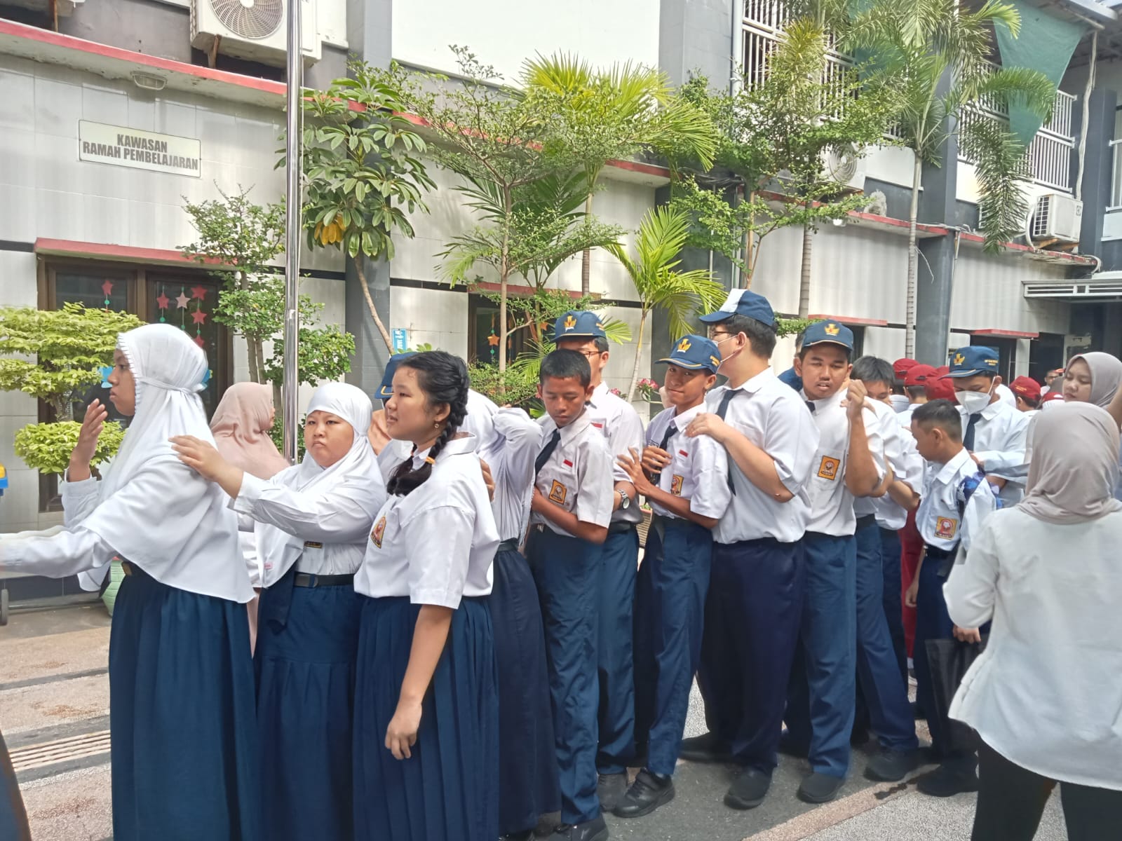 <p>Mendampingi kegiatan apel pagi siswa SMP kelas...