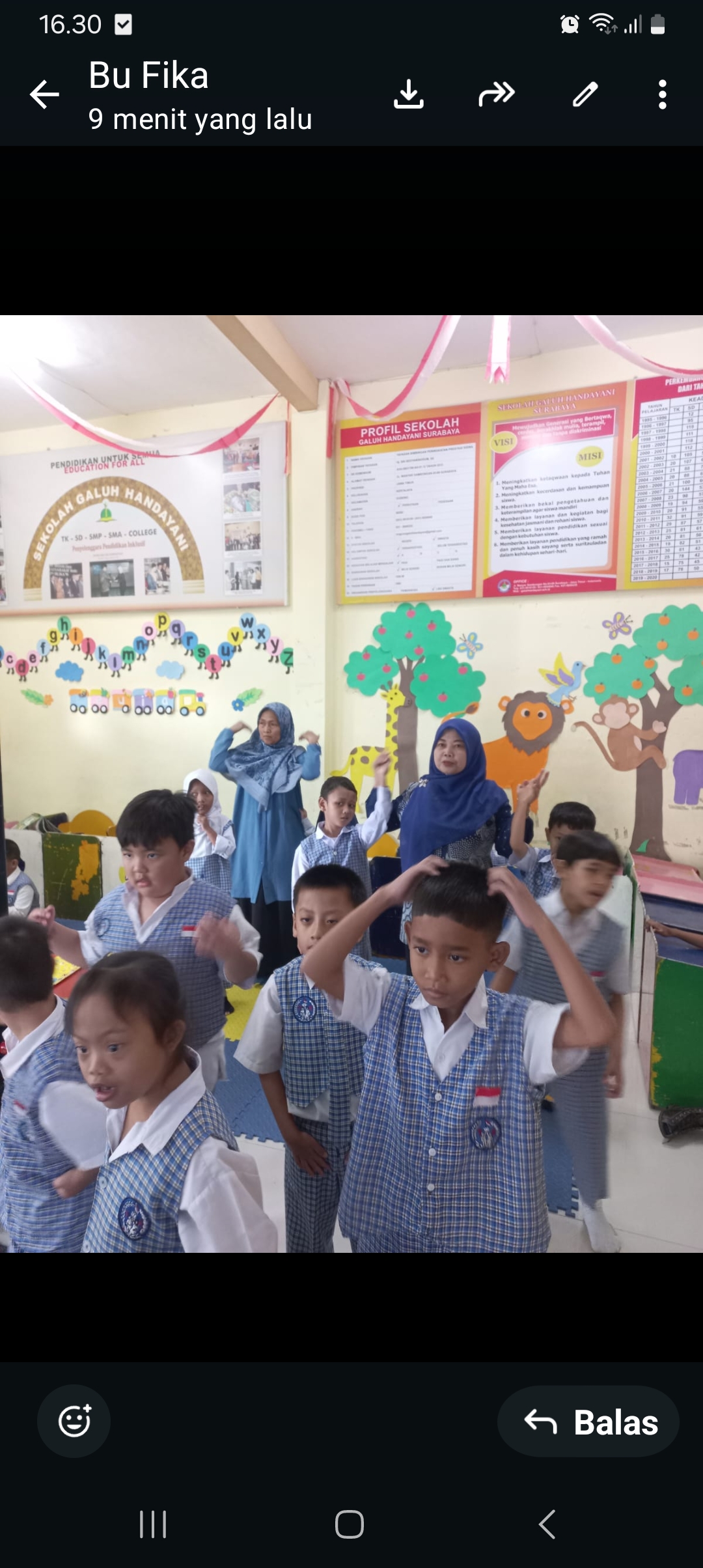 <p>Pendampingan siswa TK B saat KBM karena ada sat...