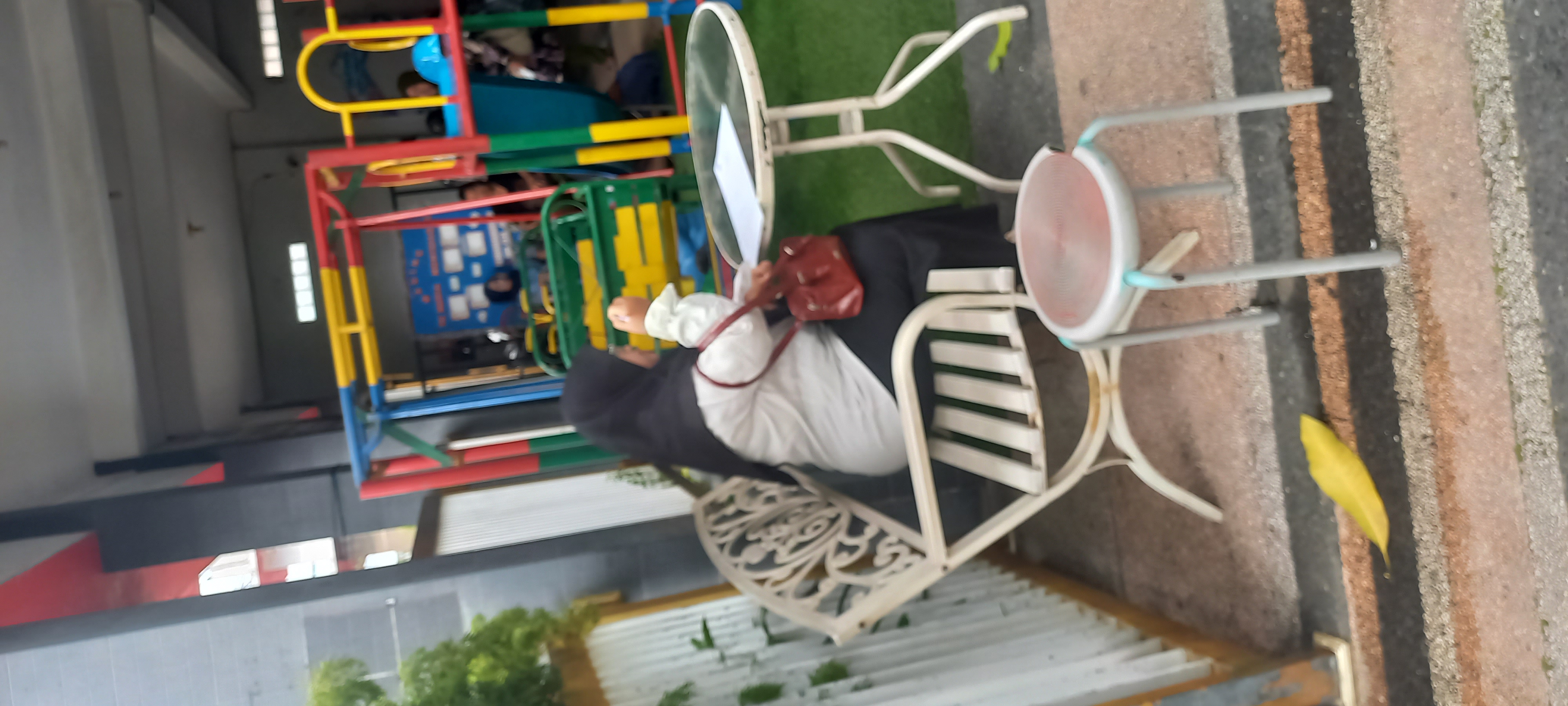 <p>ada empat masiswa/i  dr ITS  mengajukan penelit...