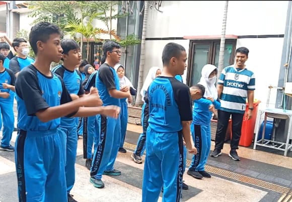 <p>Mendampingi kelas 7, 8, dan 9 dalam melakukan s...