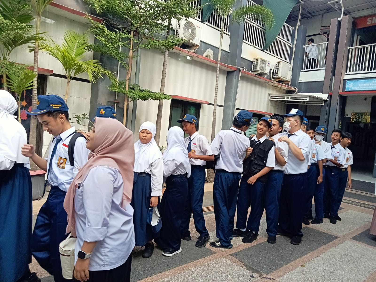 <p>Kegiatan pagi ini mendampingi apel pagi kelas 7...