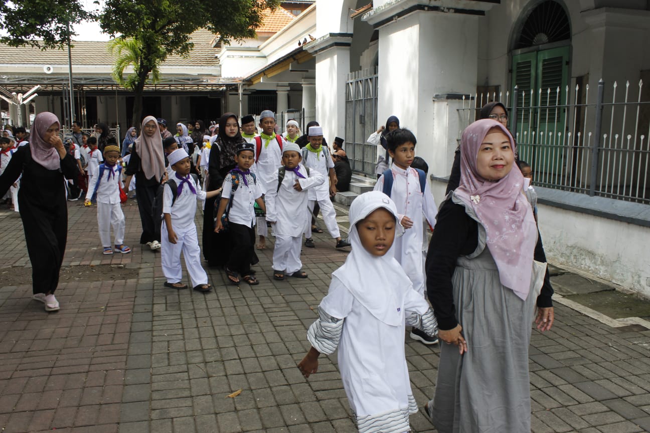 <p>Pendampingan siswa dalam kegiatan Napak tilas s...