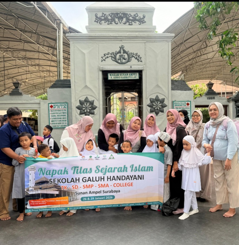 <p>Kegiatan Napak Tilas Sejarah Islam yang dibimbi...
