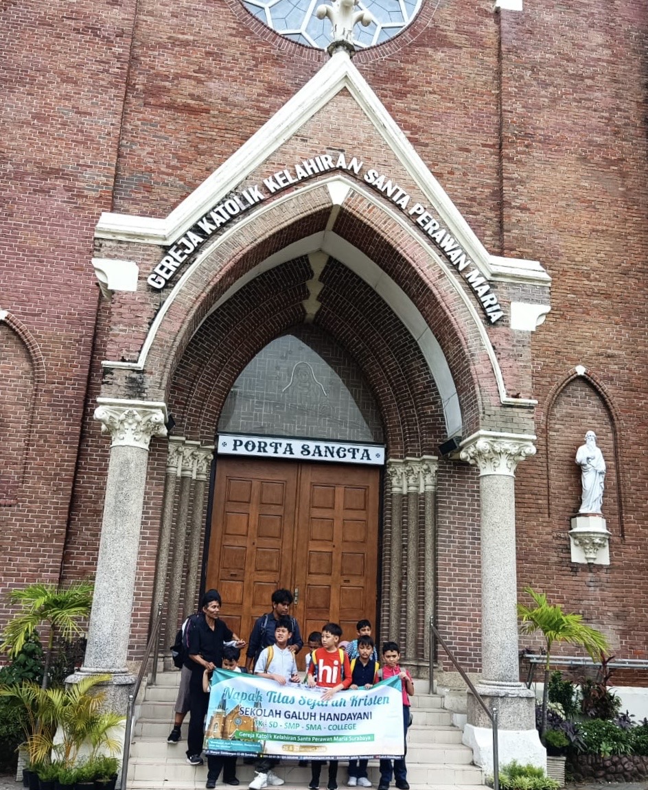 <p>Mendampingi siswa agama kristen untuk napak til...
