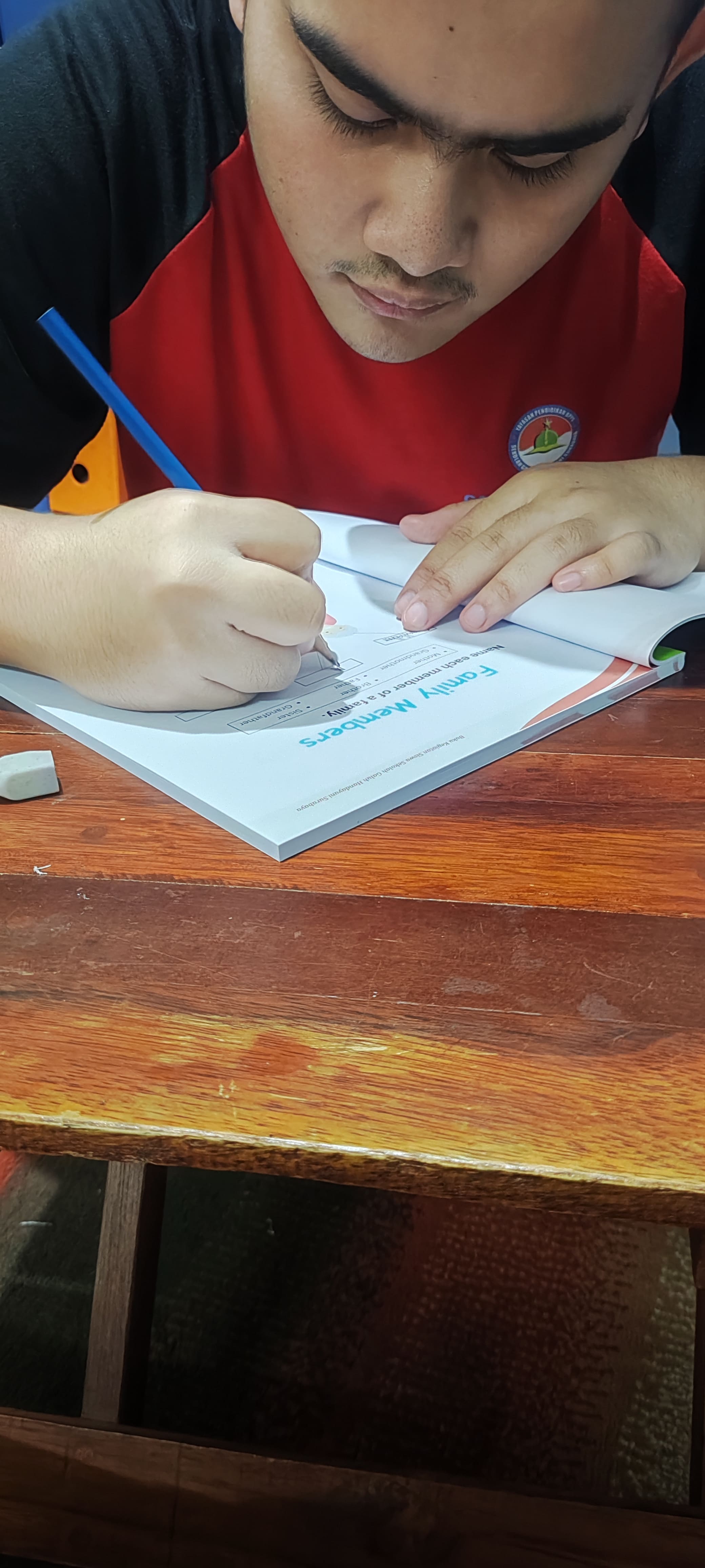 <p>Membantu sekaligus mendampingi raihan mengerjak...