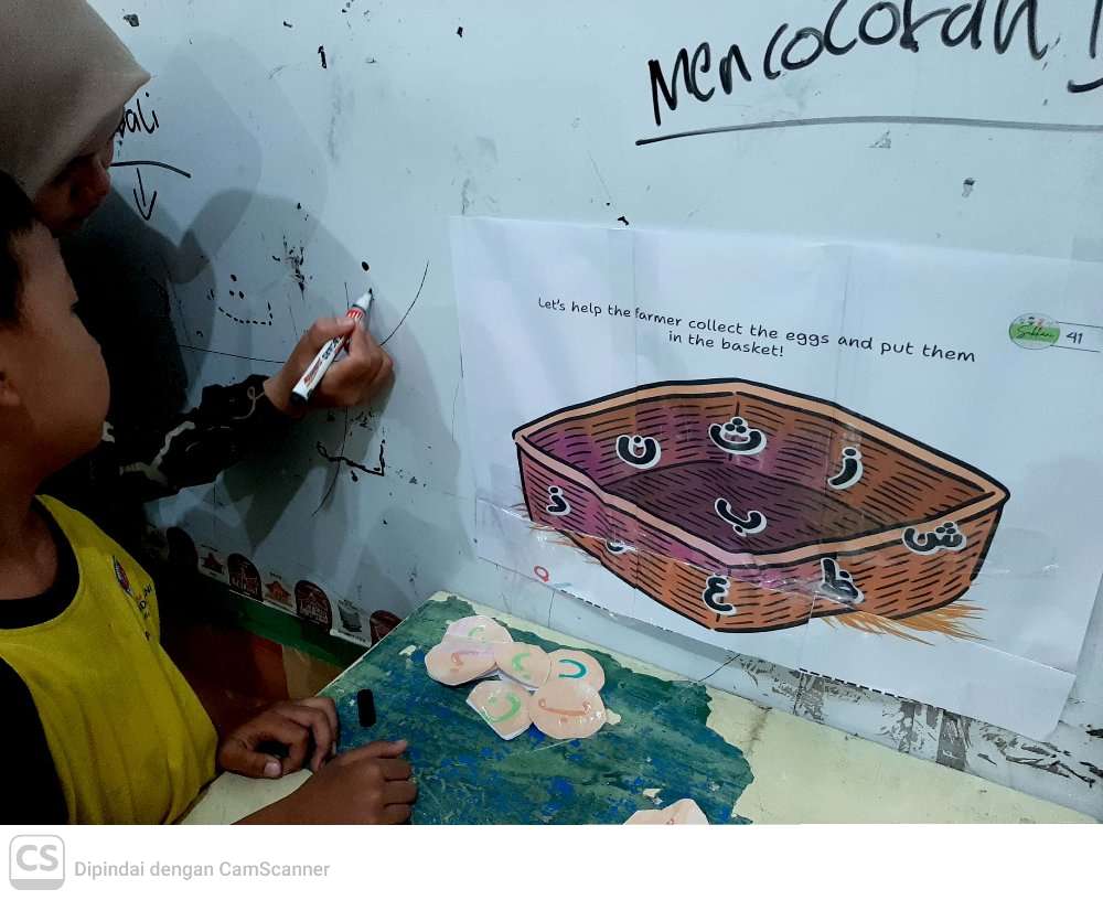 <p>mencocoka. dan menulis hijaiyah dasar</p>