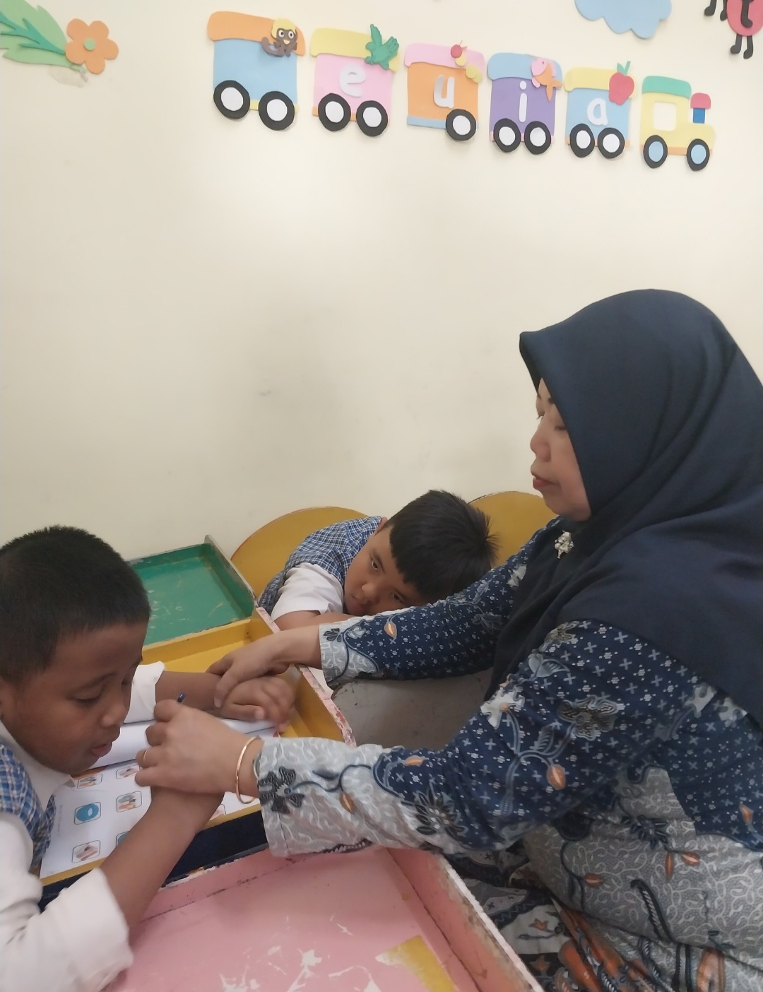 <p>Mendampingi siswa belajar mengerjakan Buku BKS...