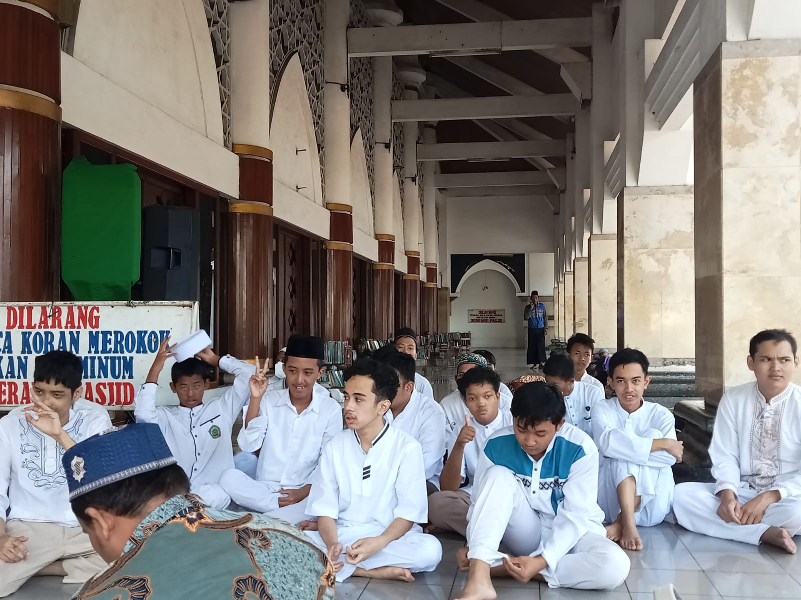 <p>Mendampingi kegiatan Napak Tilas Agama Islam di...