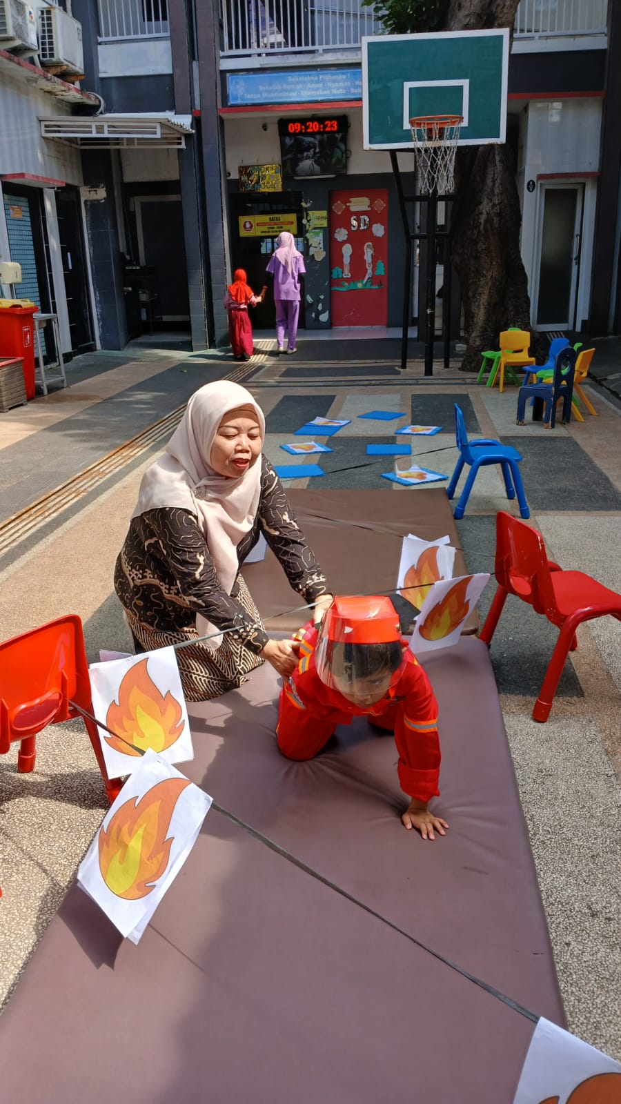 <p>Pendampingan siswa dalsm kegiatan outdoor prakt...