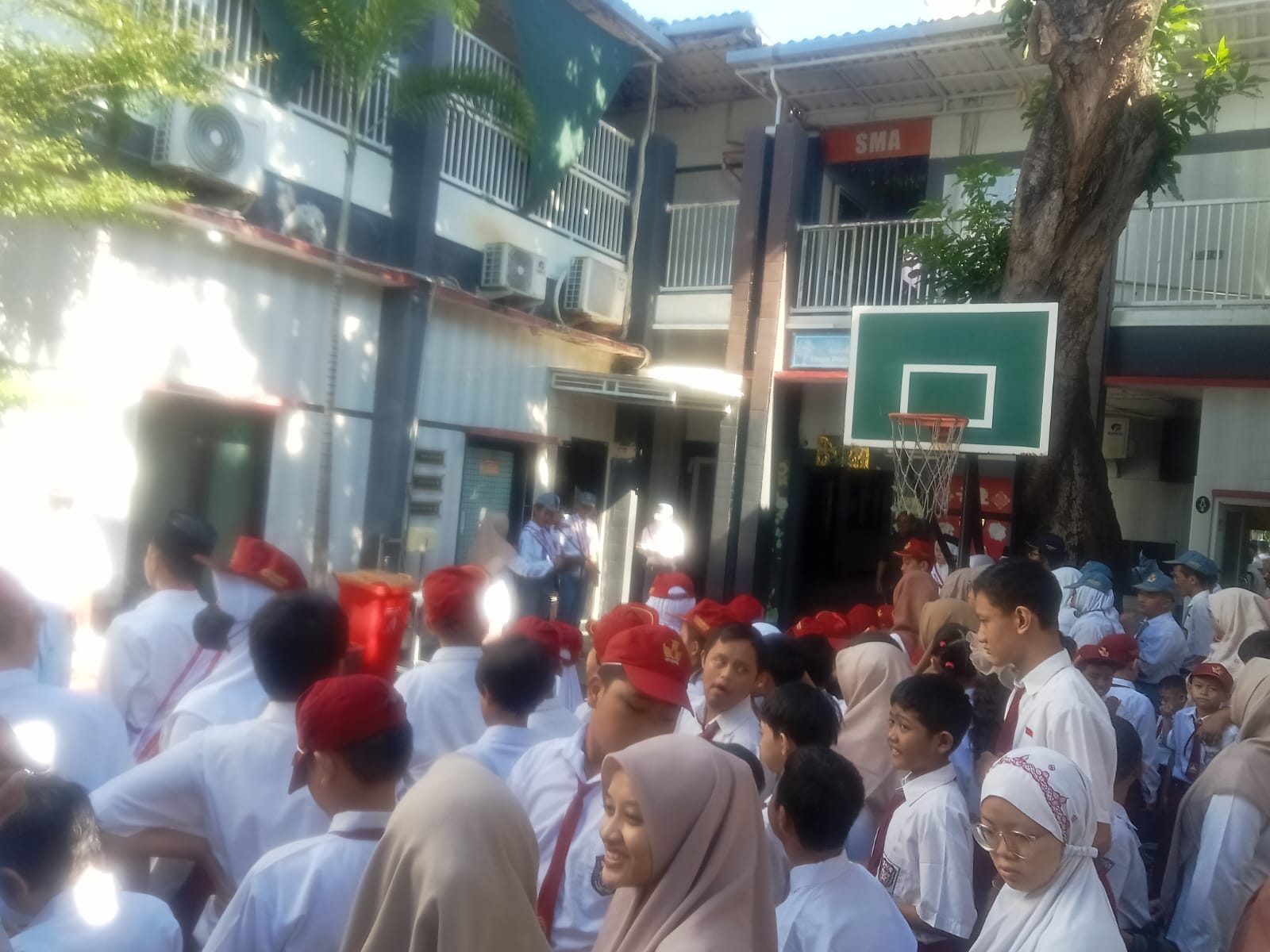 <p>Mendampingi Upacara Bendera </p>