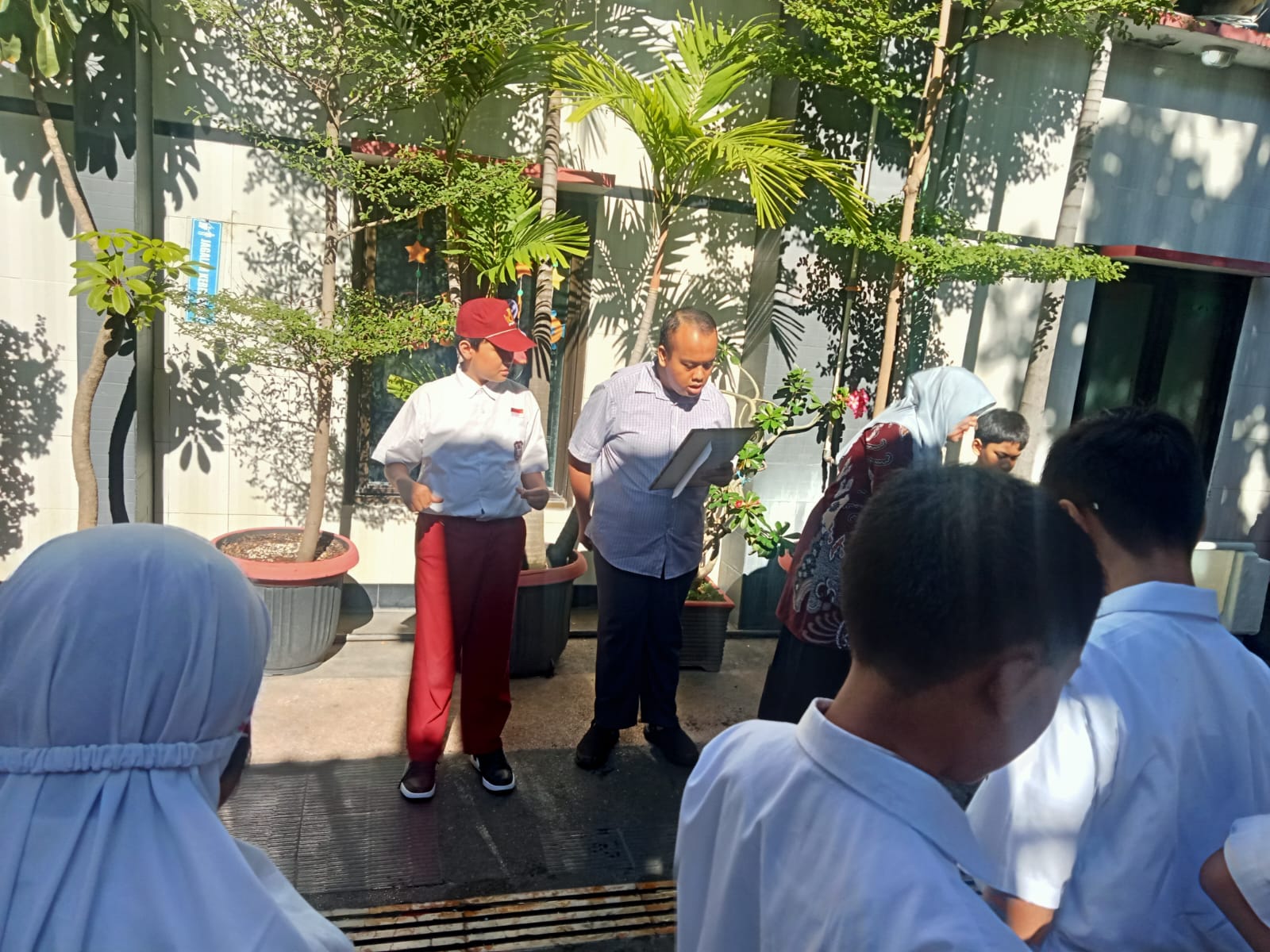 <p>Kegiatan apel pagi yaitu penjelasan tentang ked...
