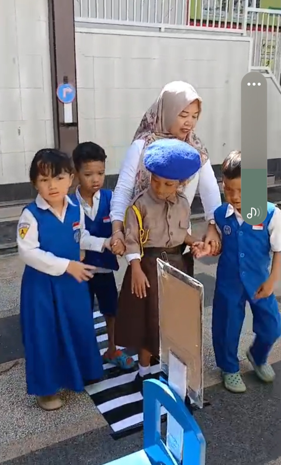 <p>Pendampingan siswa  tema : Profesi  dalam kegia...