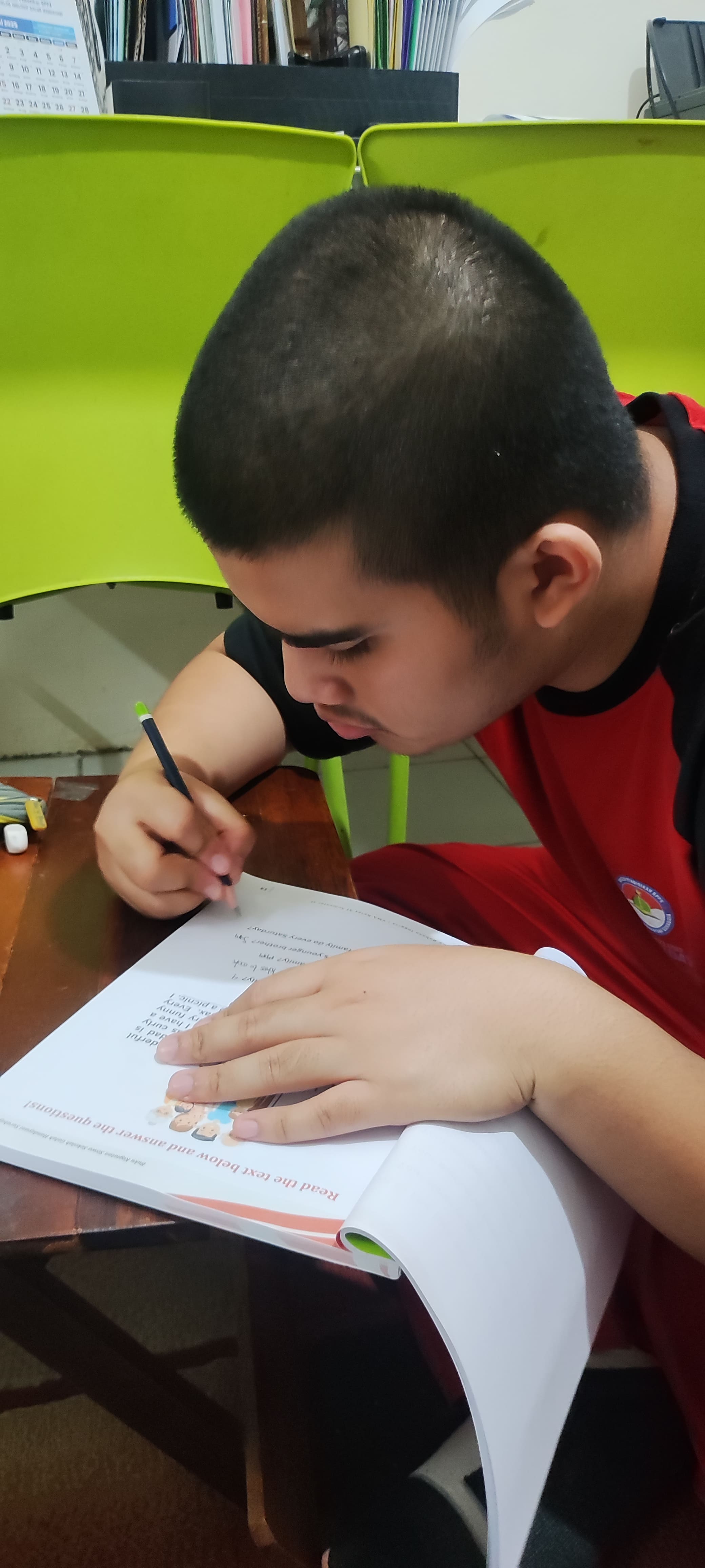 <p>Membantu serta menemani raihan mengerjakan bks<...